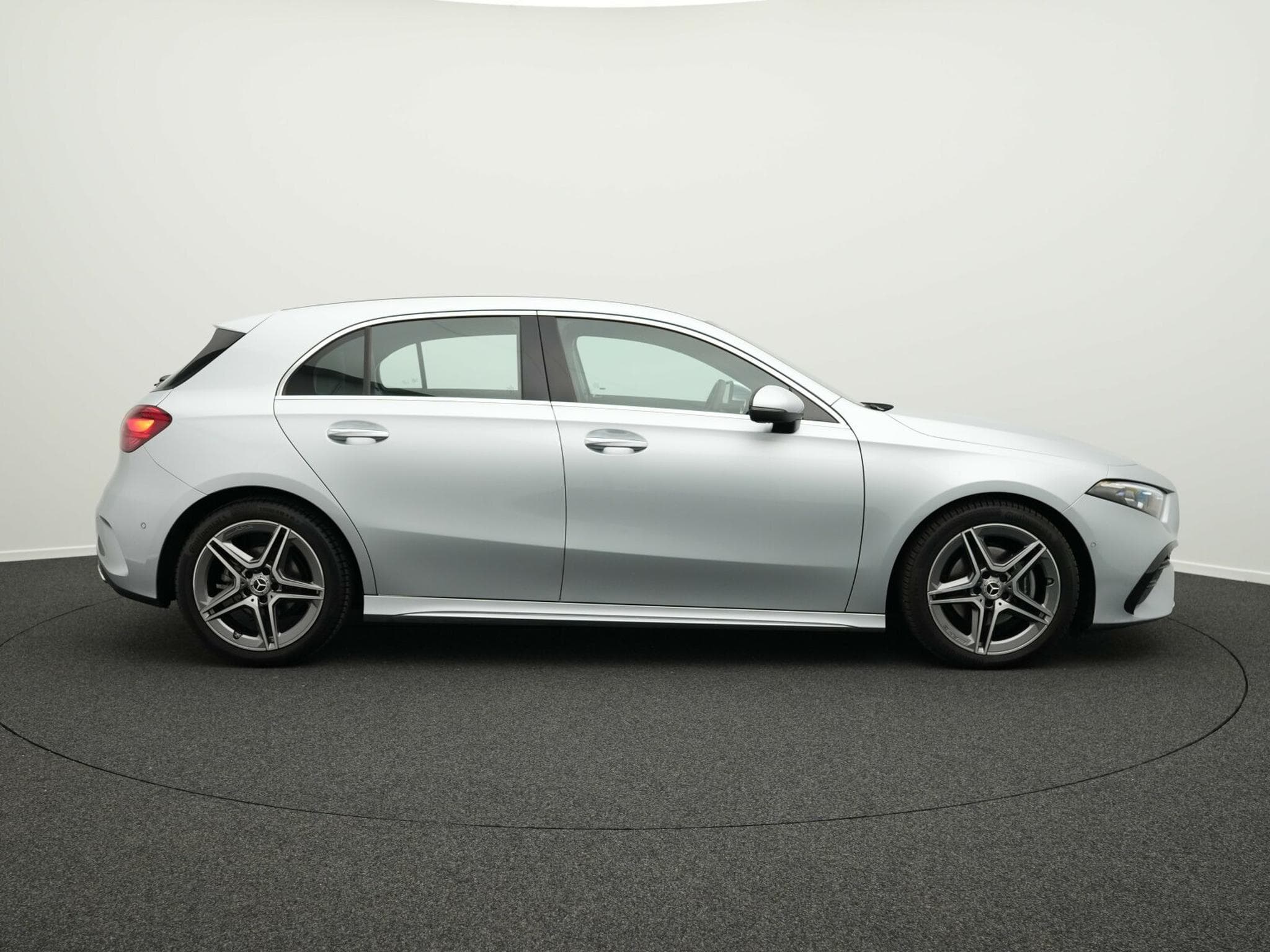 Mercedes Classe A d AMG-Line Multi+Kamera+MBUX +Ambi (2024) - Photo 5