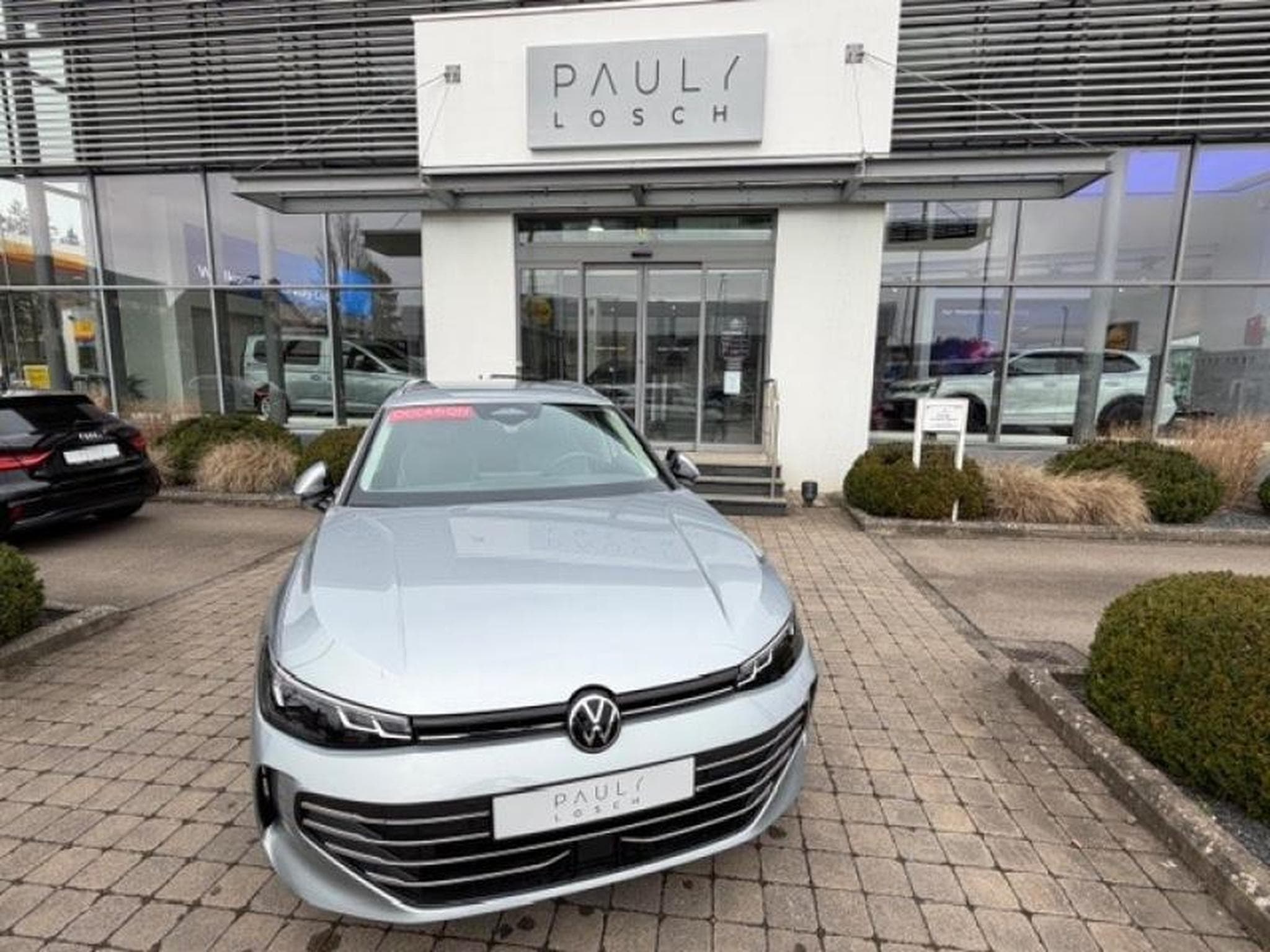 VW Passat Business (2024) - Photo 1