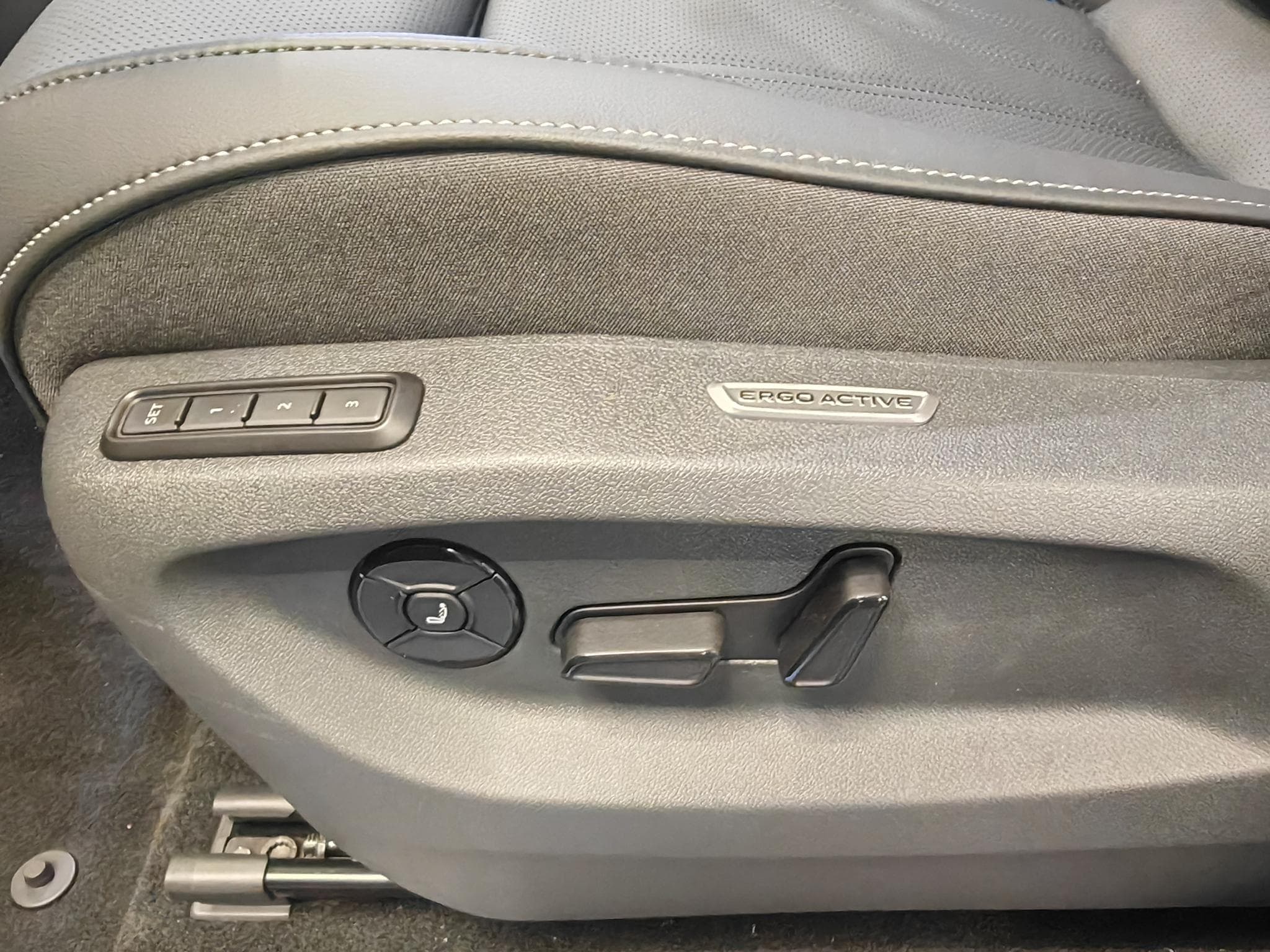 VW Tiguan TIGUAN R LINE LIMITED 1.5 TSI 272CV – TO - FULL OPTIONS (2025) - Photo 10