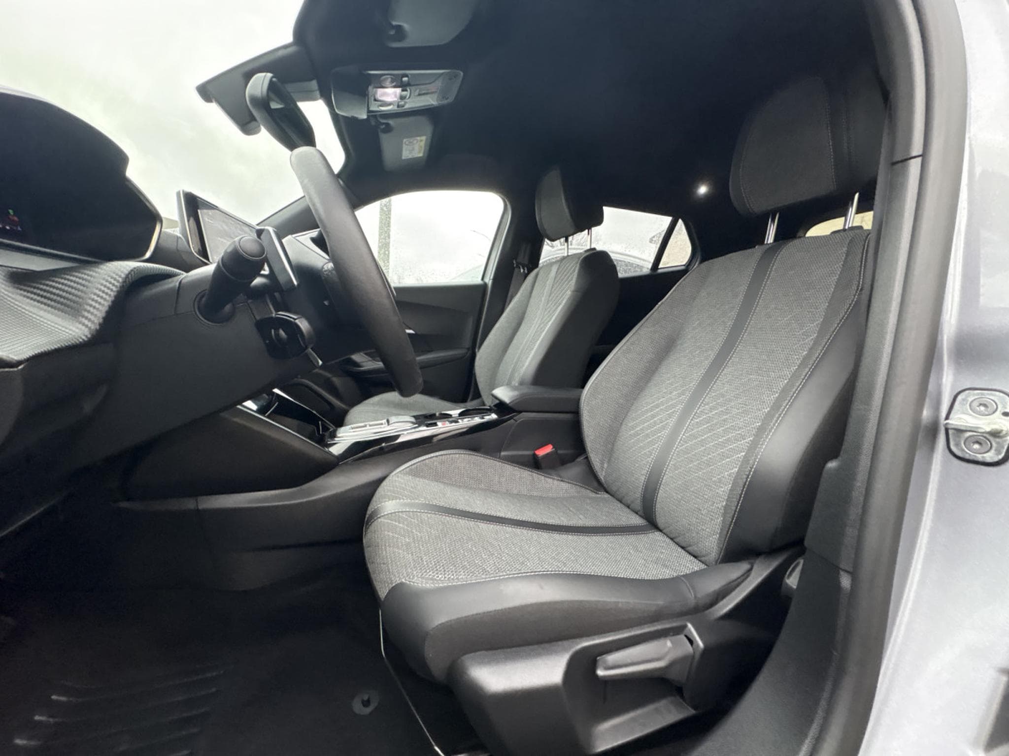 Peugeot 2008 1.2T 130 ALLURE EAT8 * GARANTIE 36 MOIS * (2024) - Photo 4