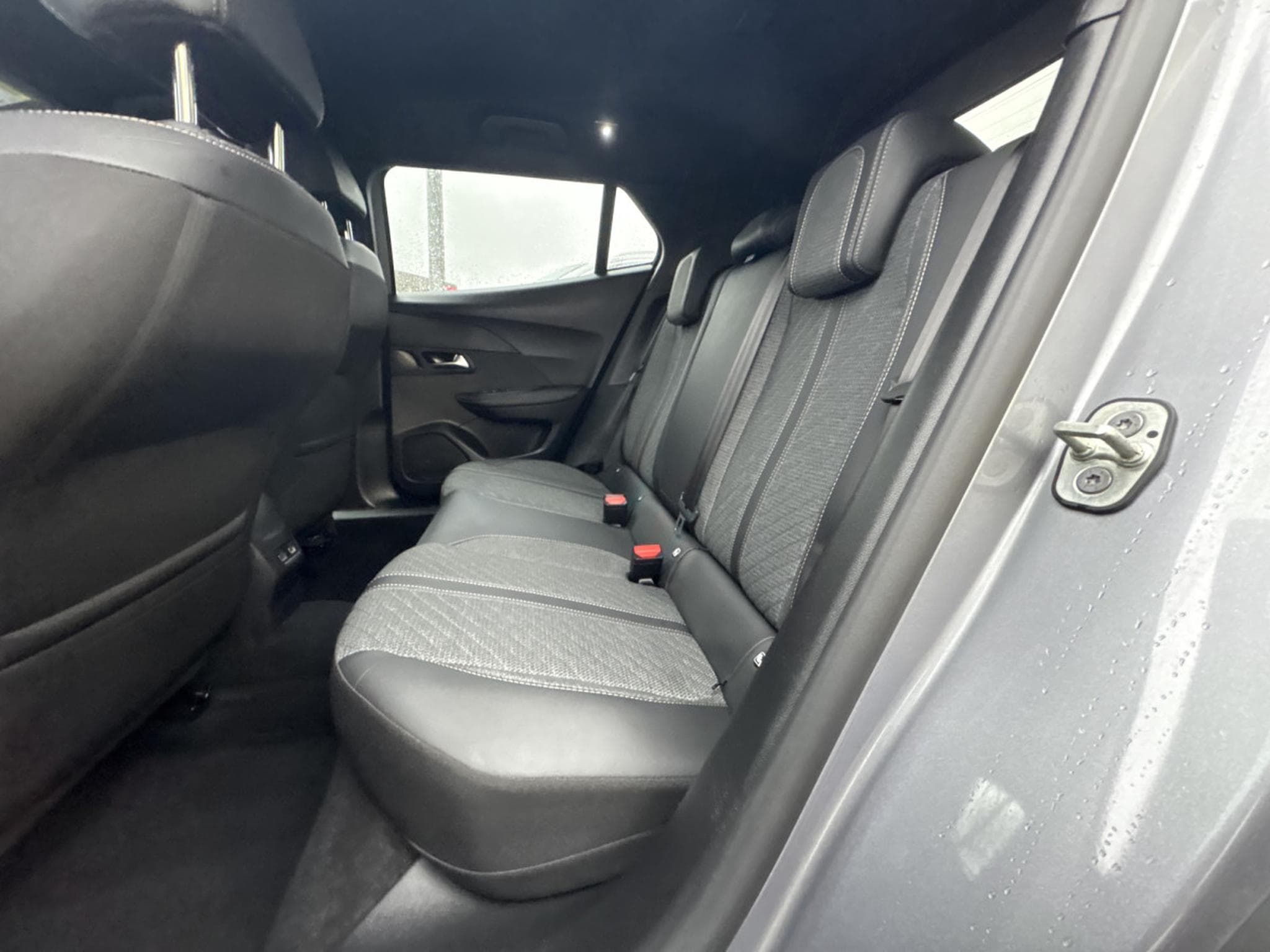 Peugeot 2008 1.2T 130 ALLURE EAT8 * GARANTIE 36 MOIS * (2024) - Photo 5