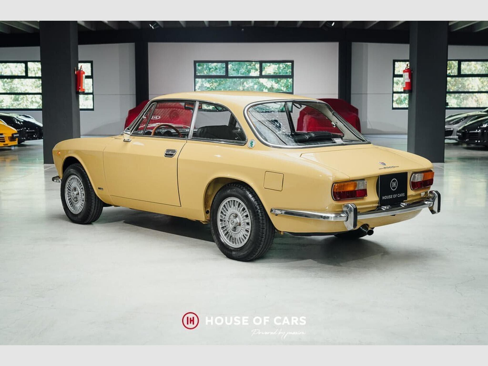 Alfa-Romeo 2000 GT Veloce Bertone - Restored - Giallo Piper (1972) - Foto 9