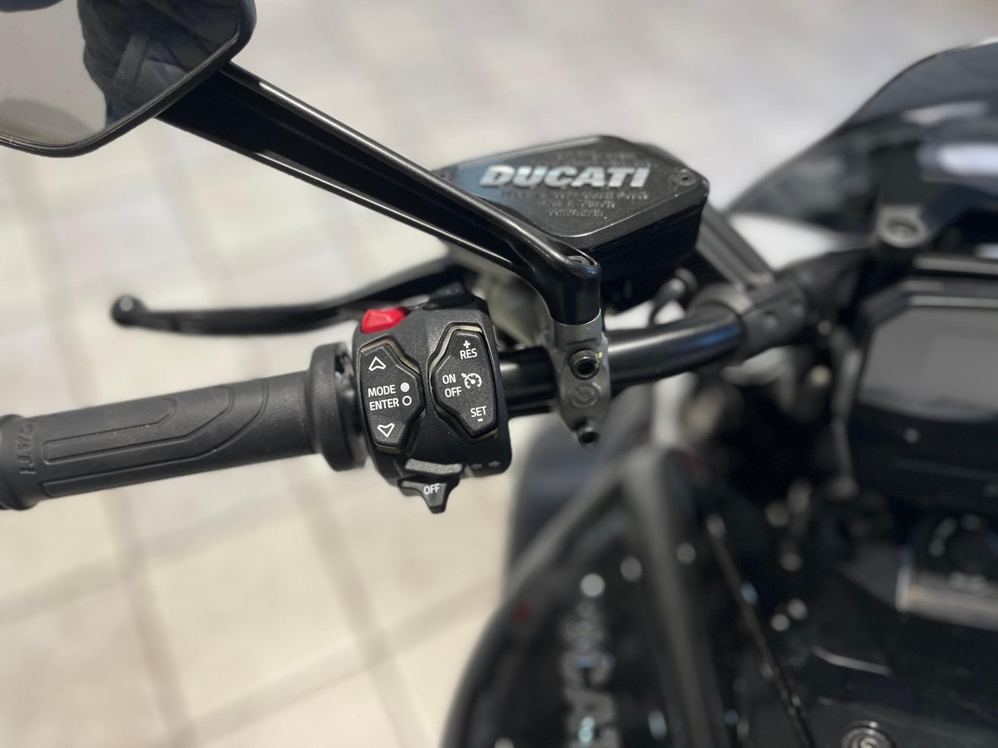 Ducati Diavel V4 (2023) - Photo 11