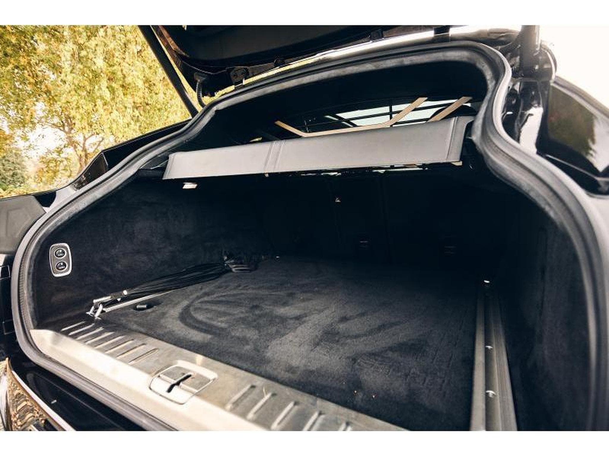 Aston-Martin DBX (2022) - Foto 10