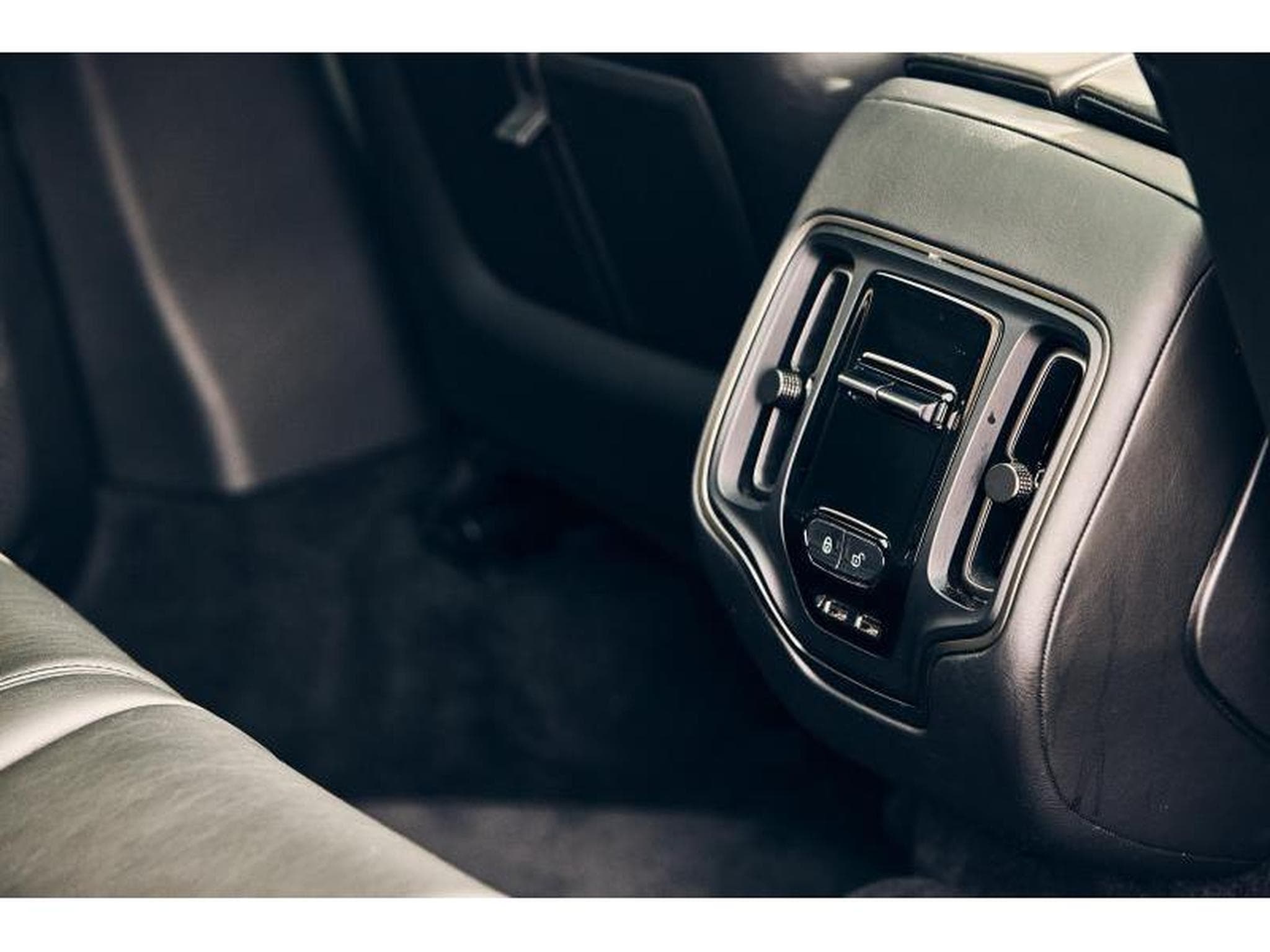 Aston-Martin DBX (2022) - Foto 13