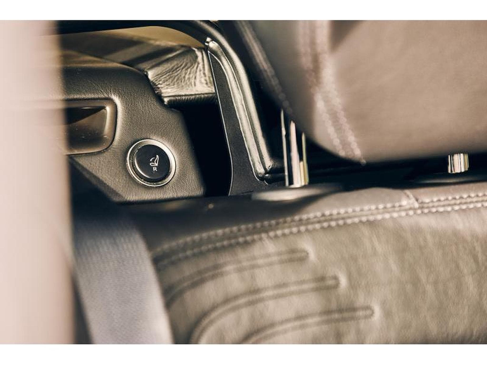 Aston-Martin DBX (2022) - Foto 14