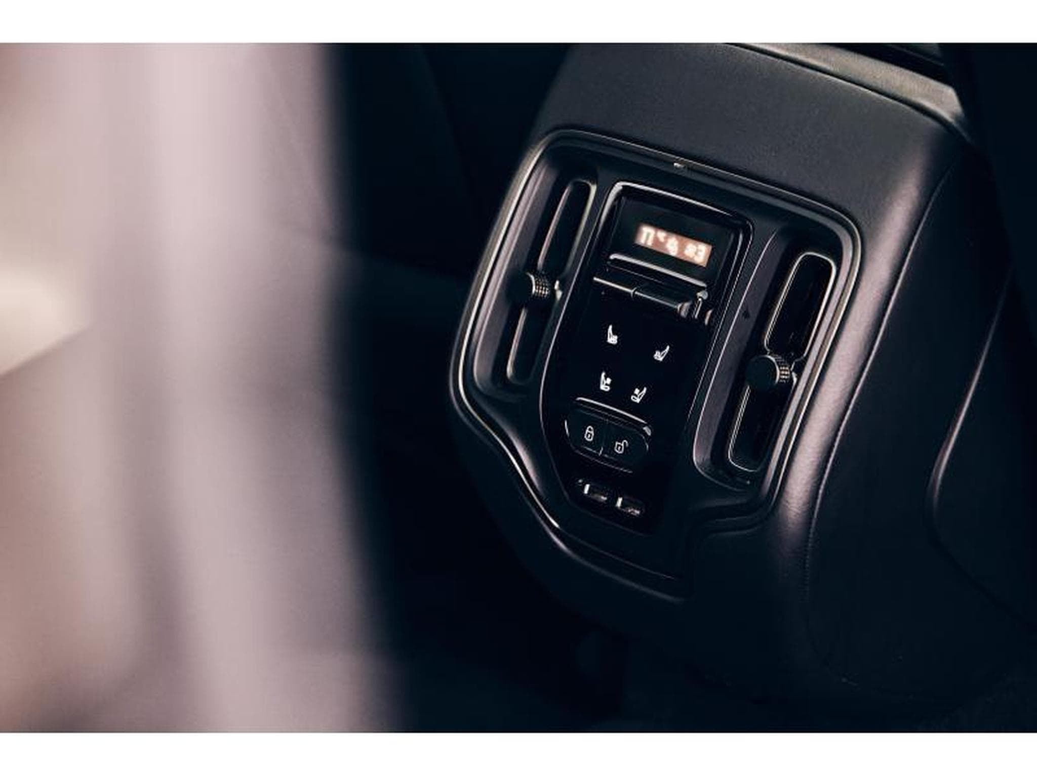 Aston-Martin DBX (2022) - Foto 18