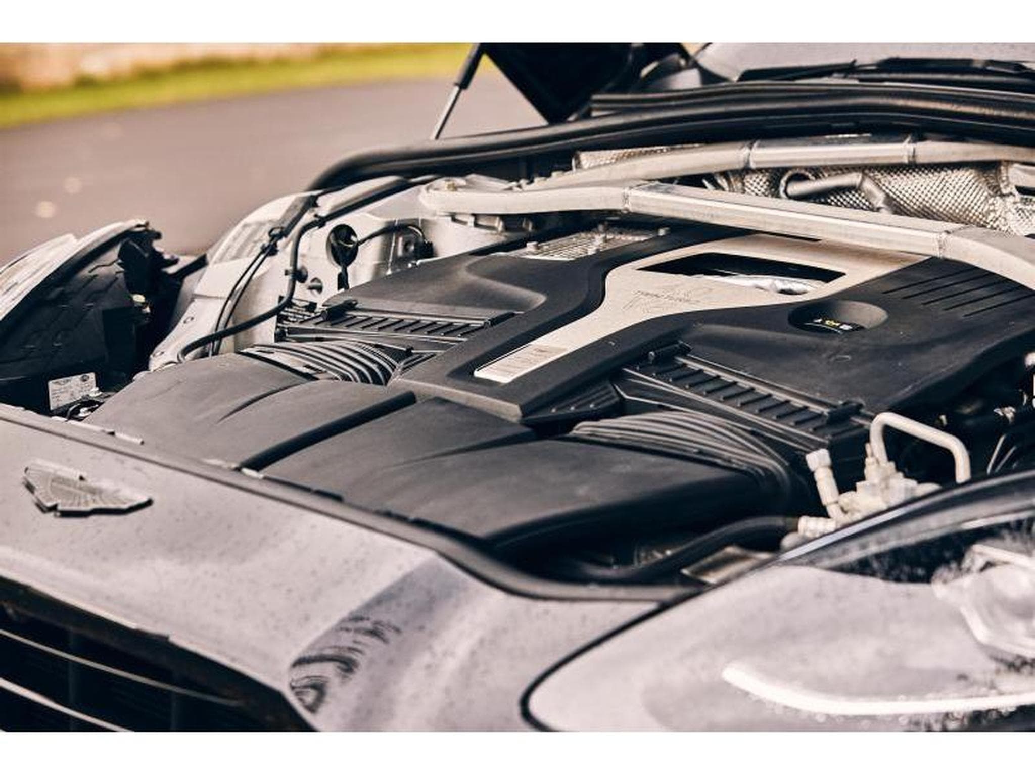 Aston-Martin DBX (2022) - Foto 23