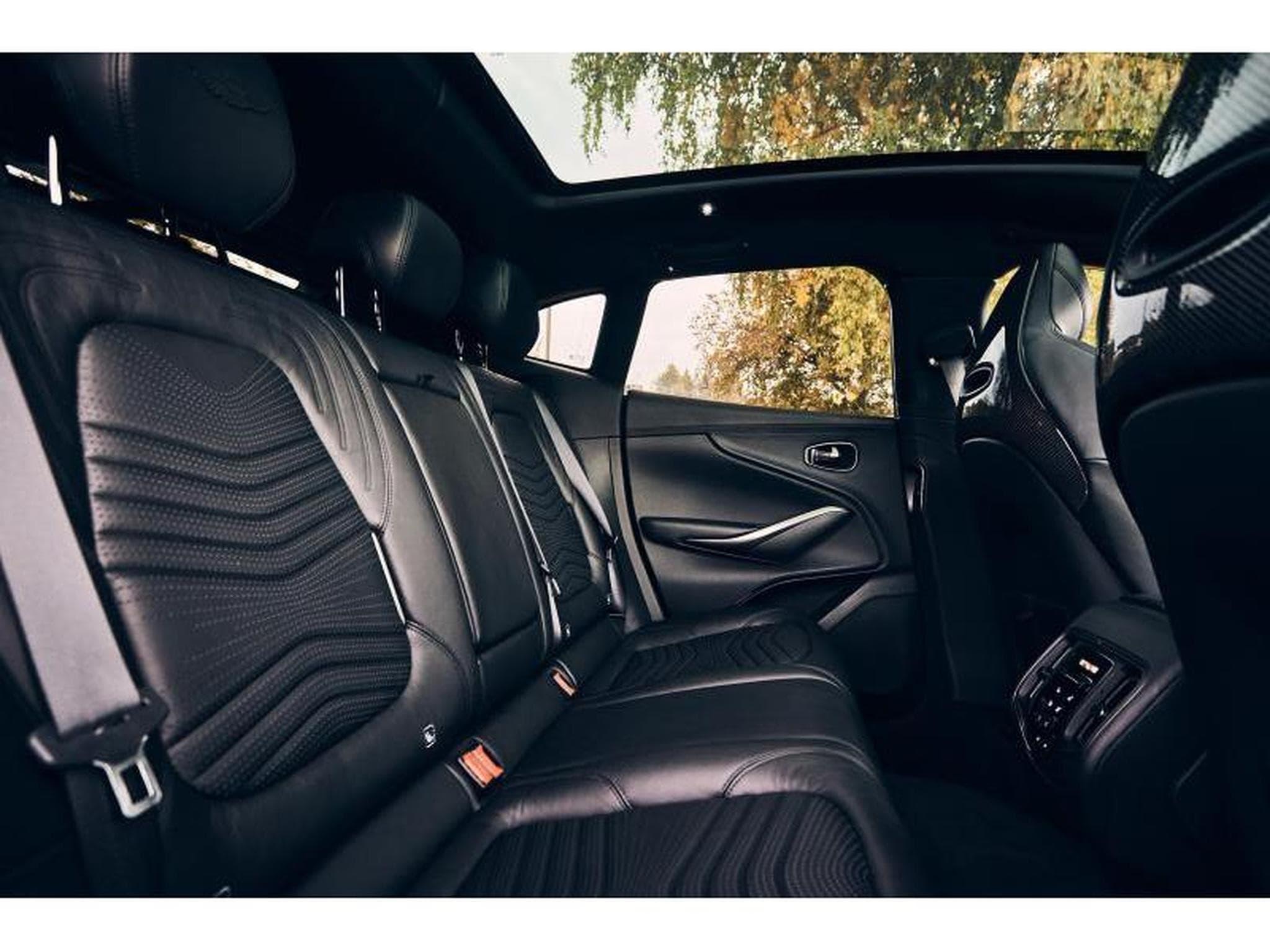 Aston-Martin DBX (2022) - Foto 48