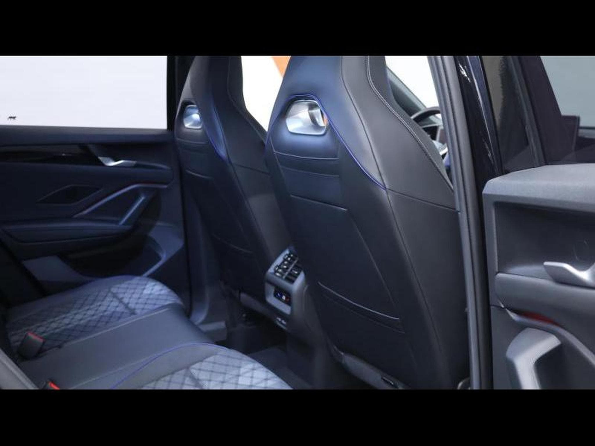 VW Tiguan New Tiguan TDi 150 R-Line Black Style DSG7 (2024) - Foto 12