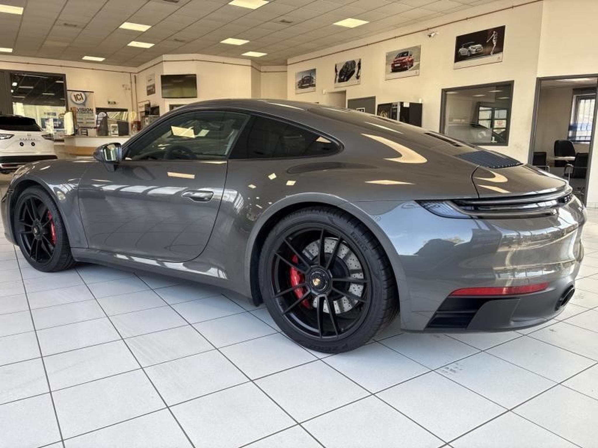 Porsche 911 Coupe 3.0 480ch 992 Carrera 4 GTS PDK (2023) - Photo 5