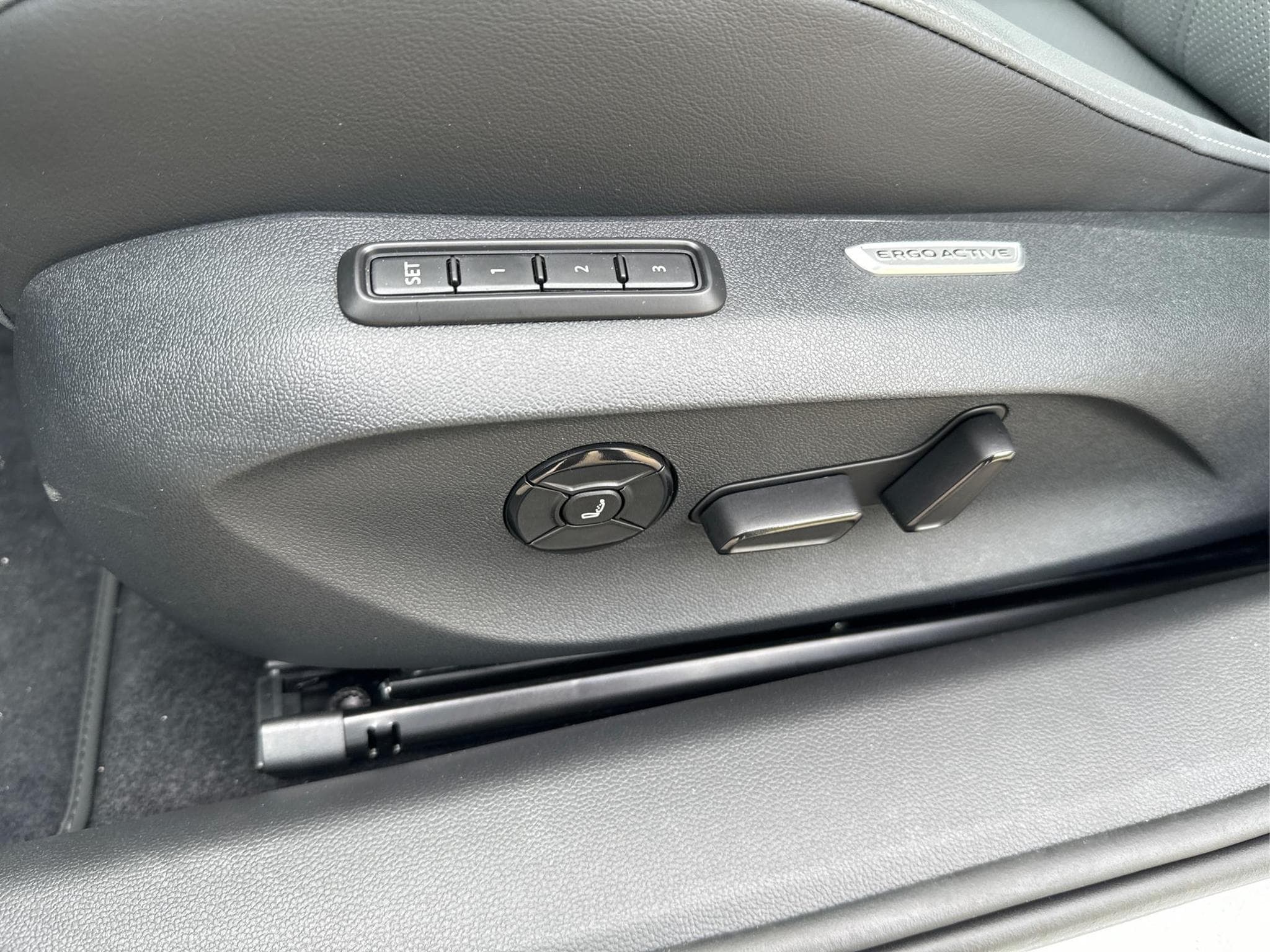 VW Passat Variant Elegance (2026) - Foto 24