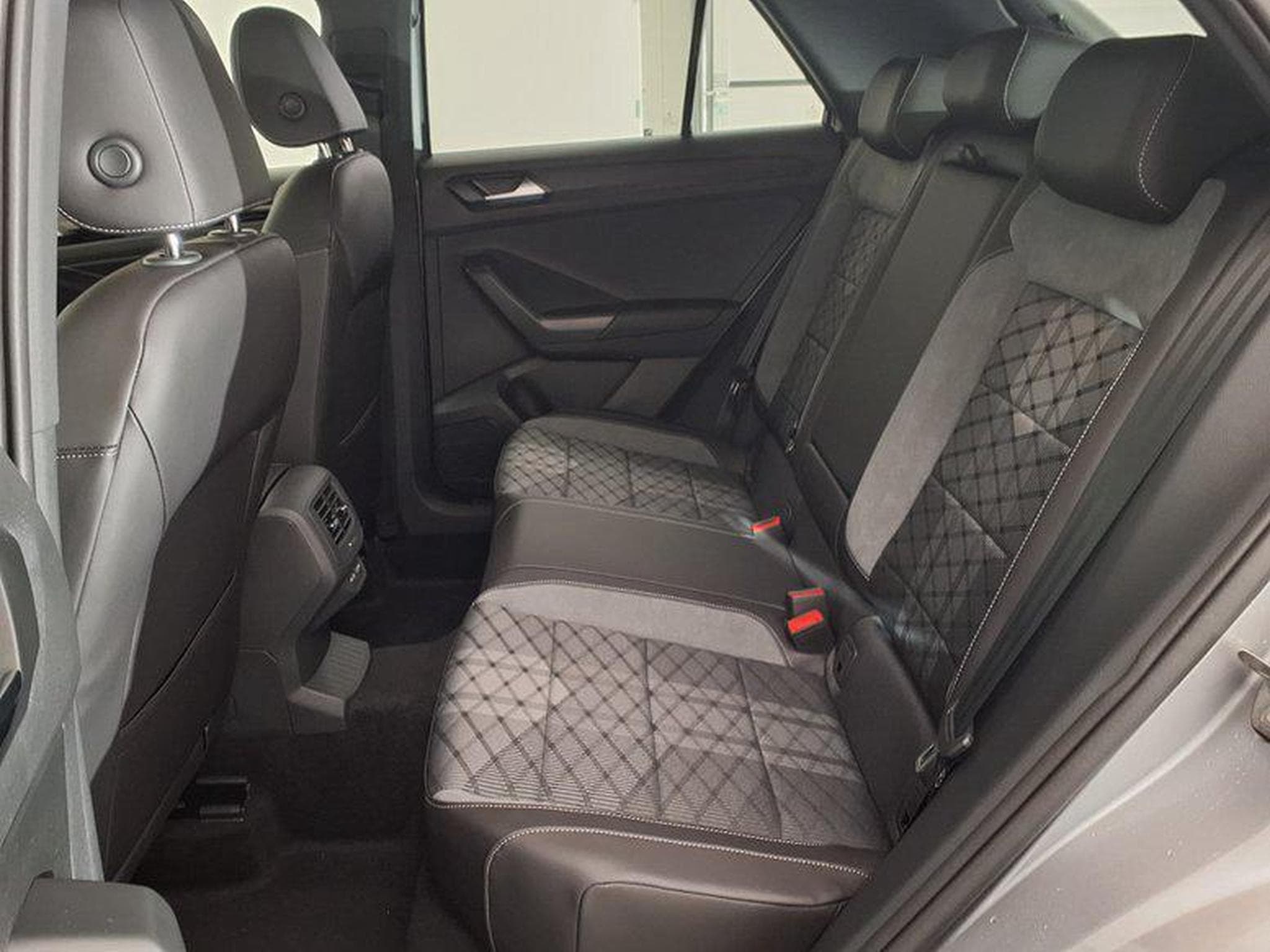 VW T-Roc R-Line Black Style 2.0 TSI 7-Gang-DSG 4MOTION (2025) - Foto 10