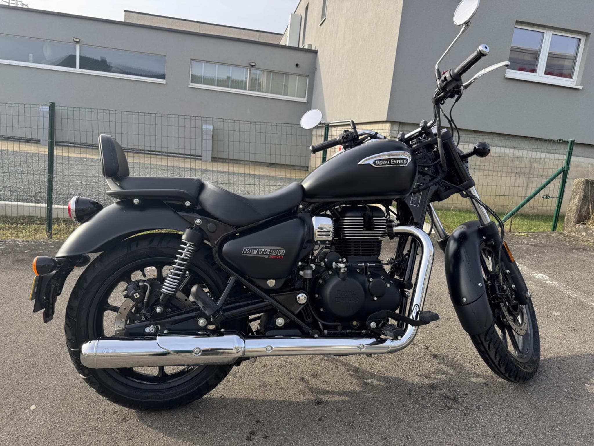 Royal Enfield Meteor STELLAR BLACK (2022) - Photo 1
