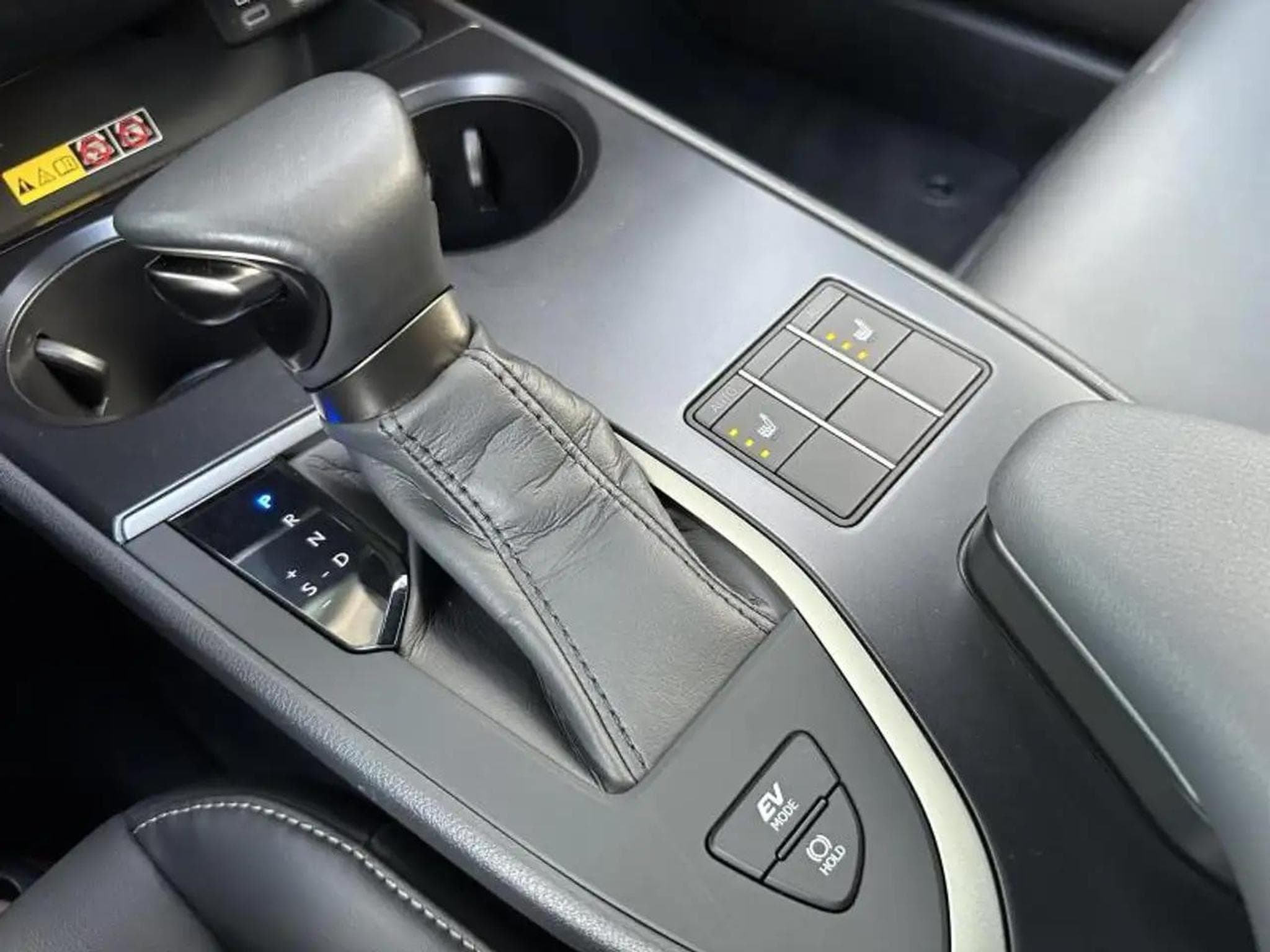 Lexus UX (2023) - Foto 12