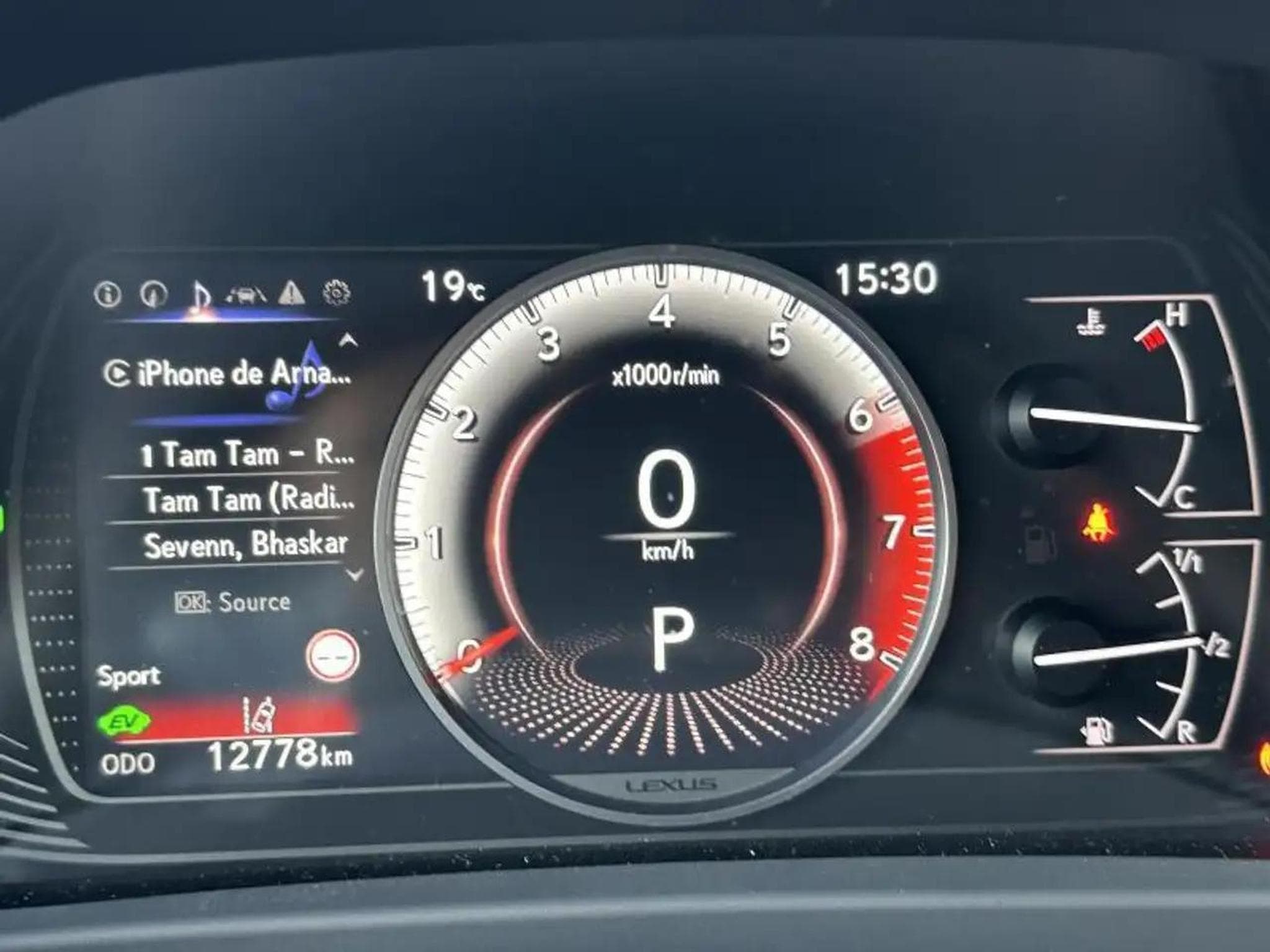 Lexus UX (2023) - Foto 18