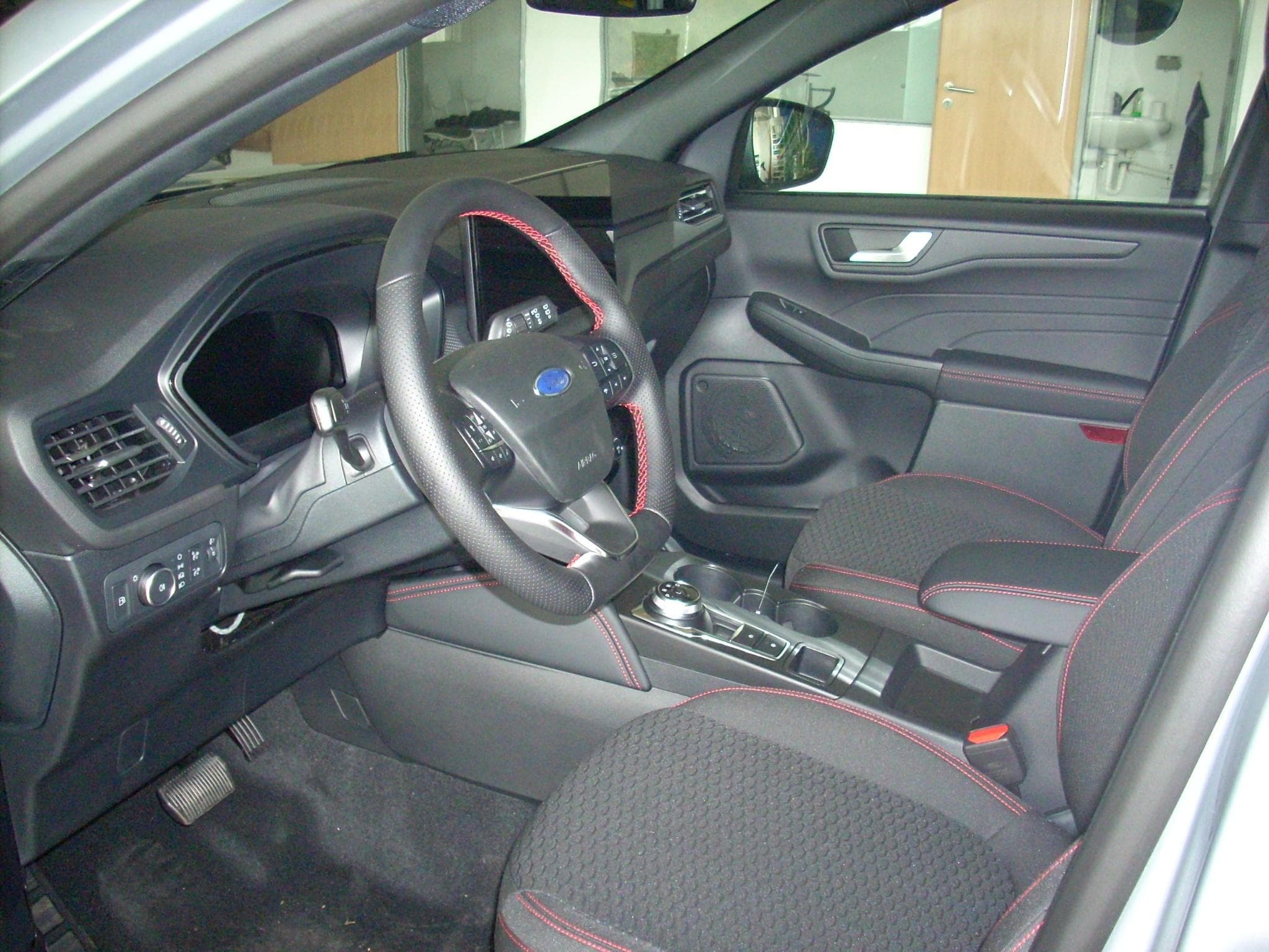 Ford Kuga ST-LINE (2025) - Photo 3