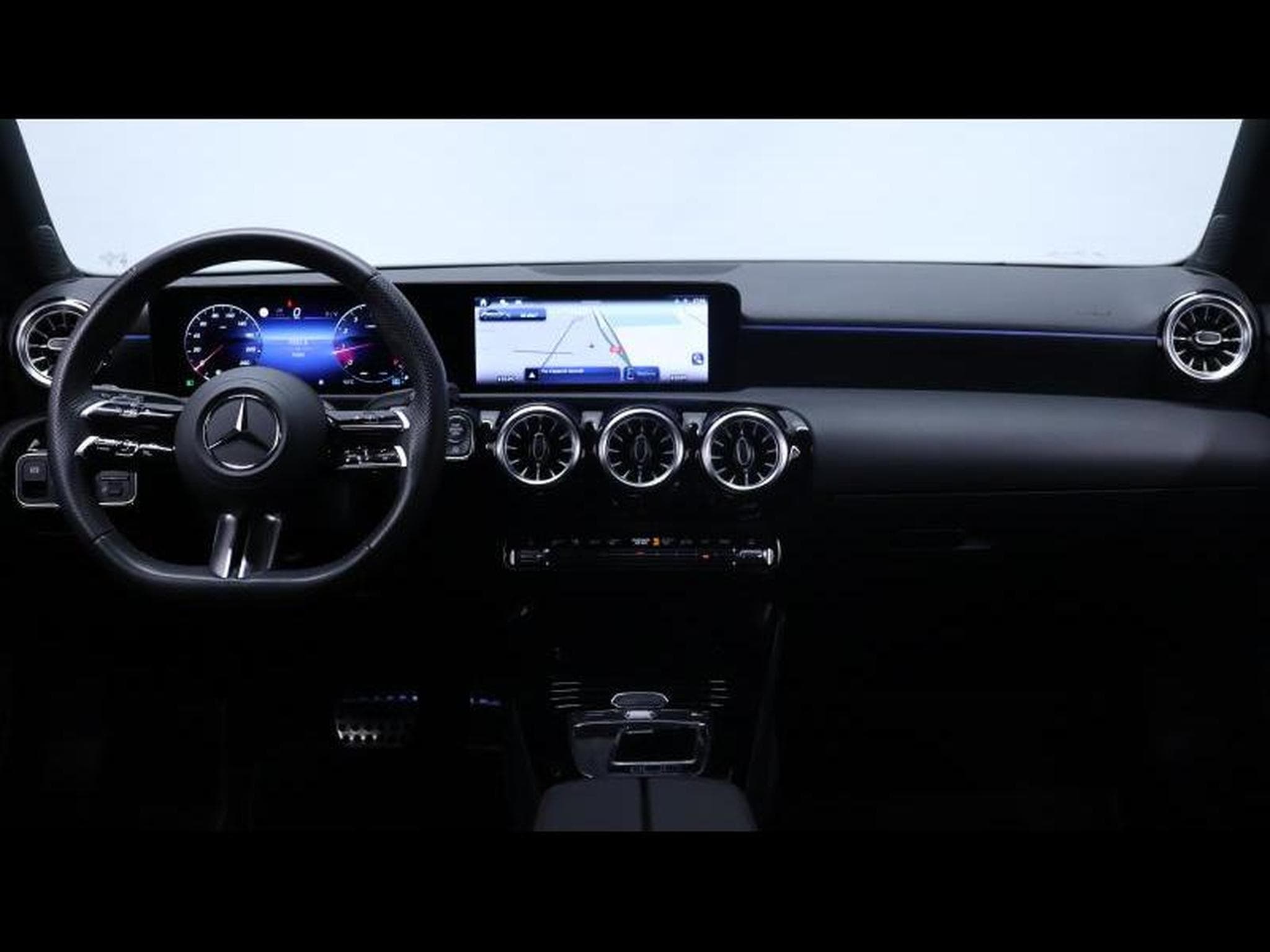 Mercedes A 180 AMG Line 7g-DCT (2024) - Photo 13