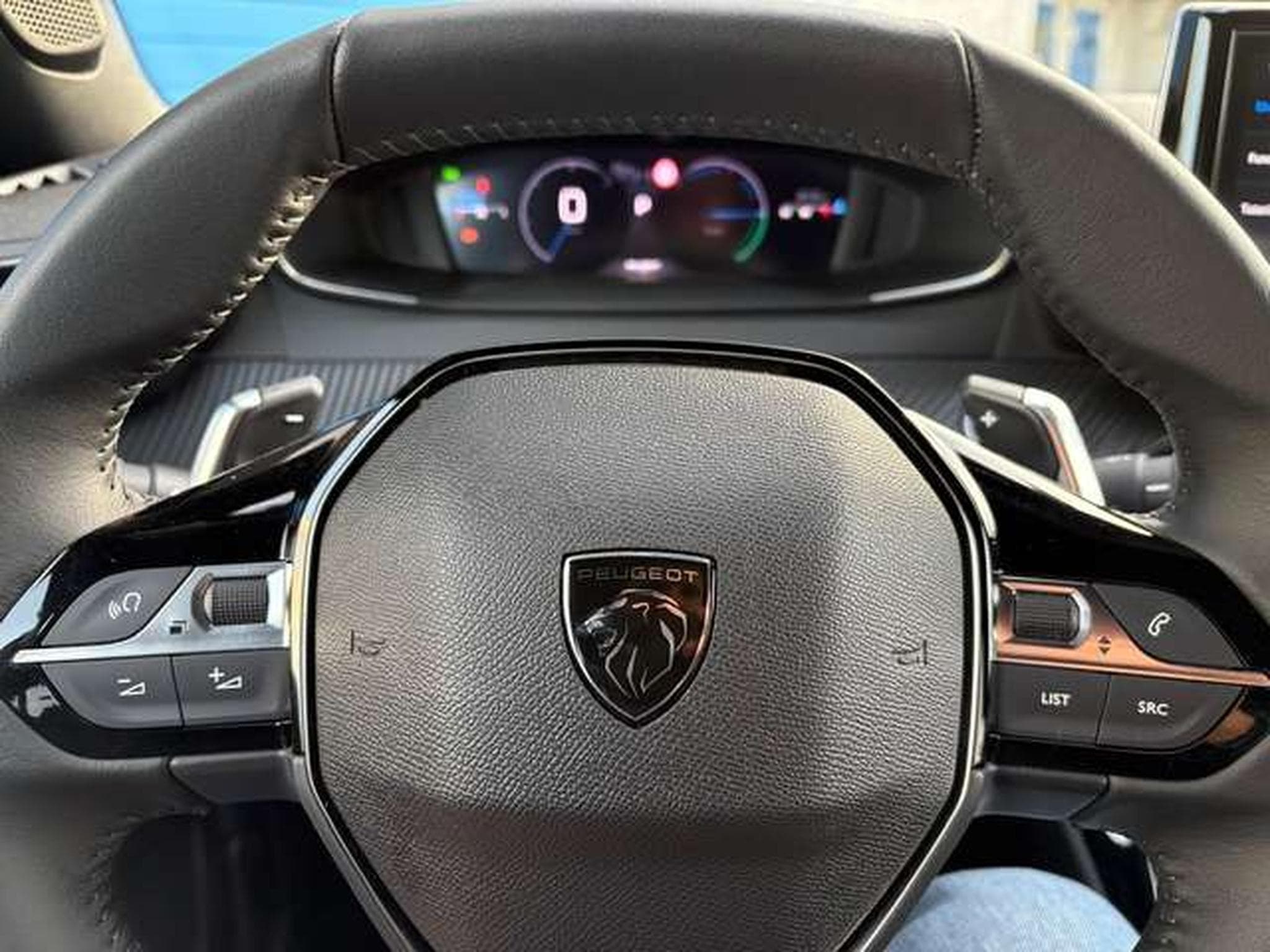 Peugeot 2008 2008 Hybrid 145 e-DSC Allure (2025) - Foto 11