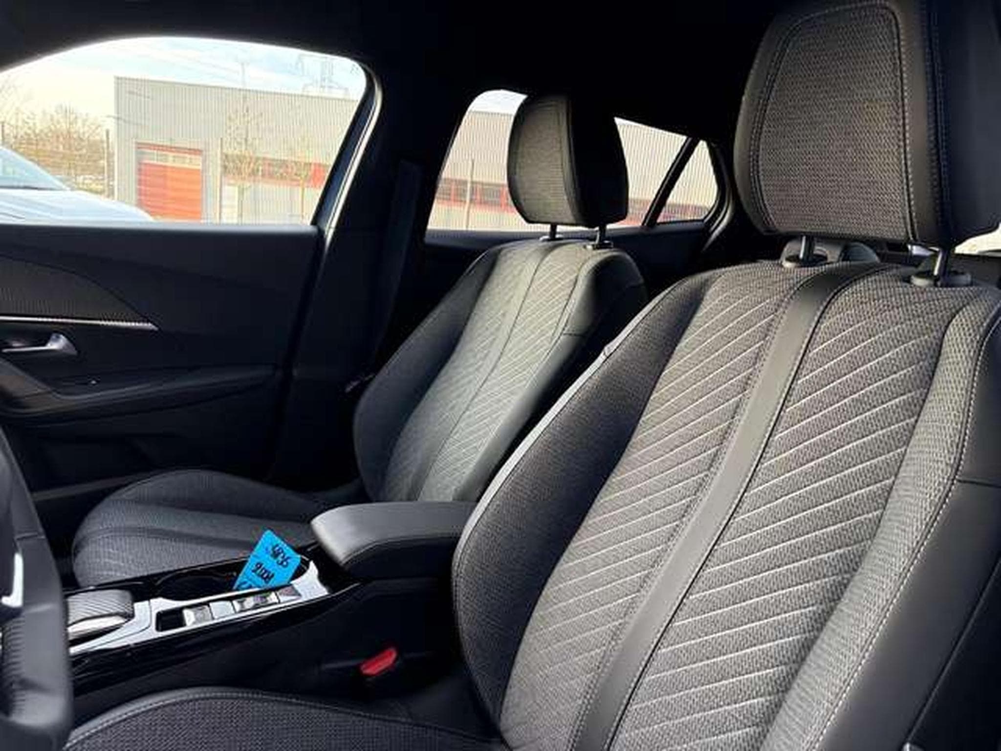 Peugeot 2008 2008 Hybrid 145 e-DSC Allure (2025) - Foto 5