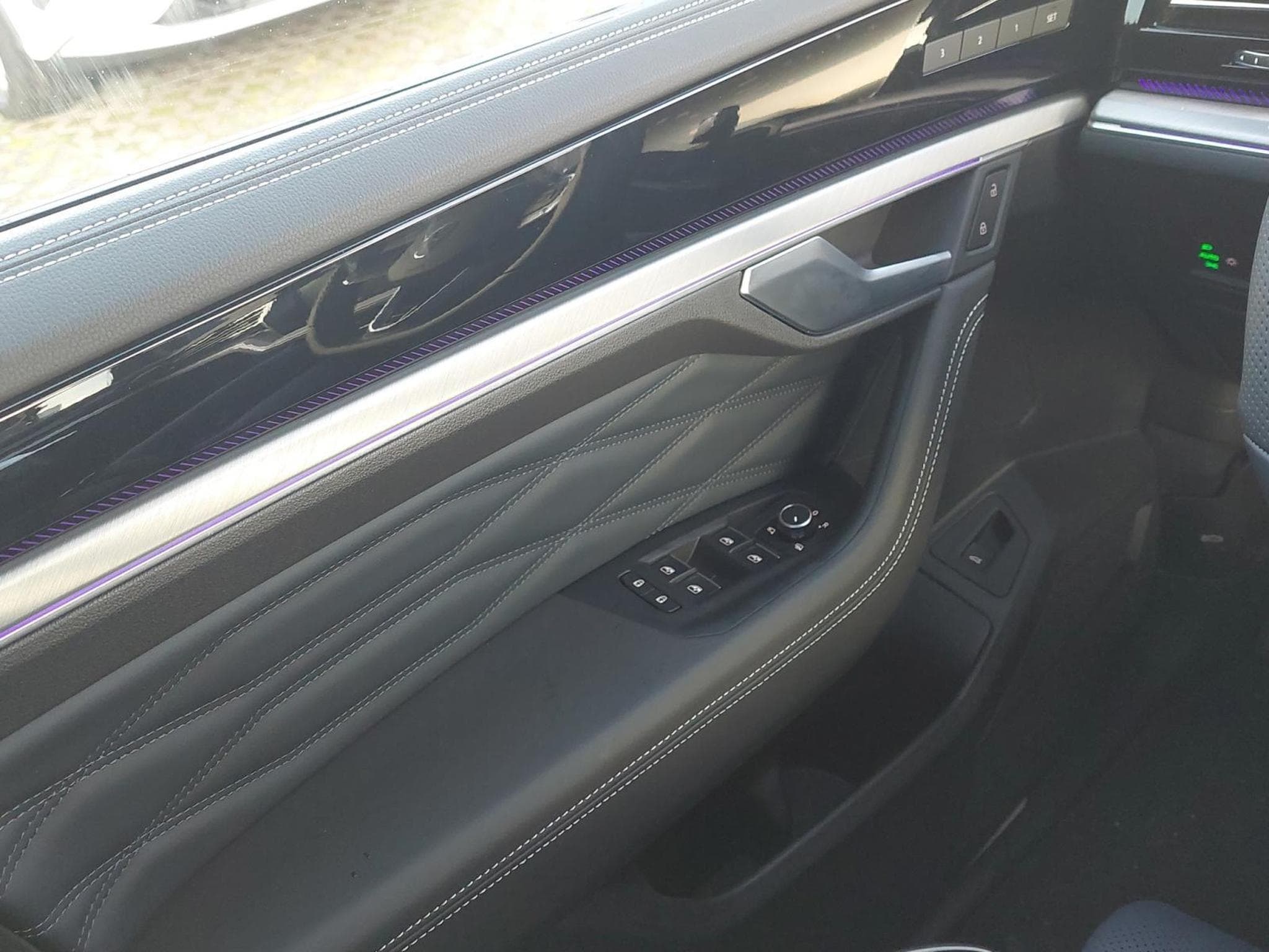 VW Touareg R-Line (2025) - Photo 14