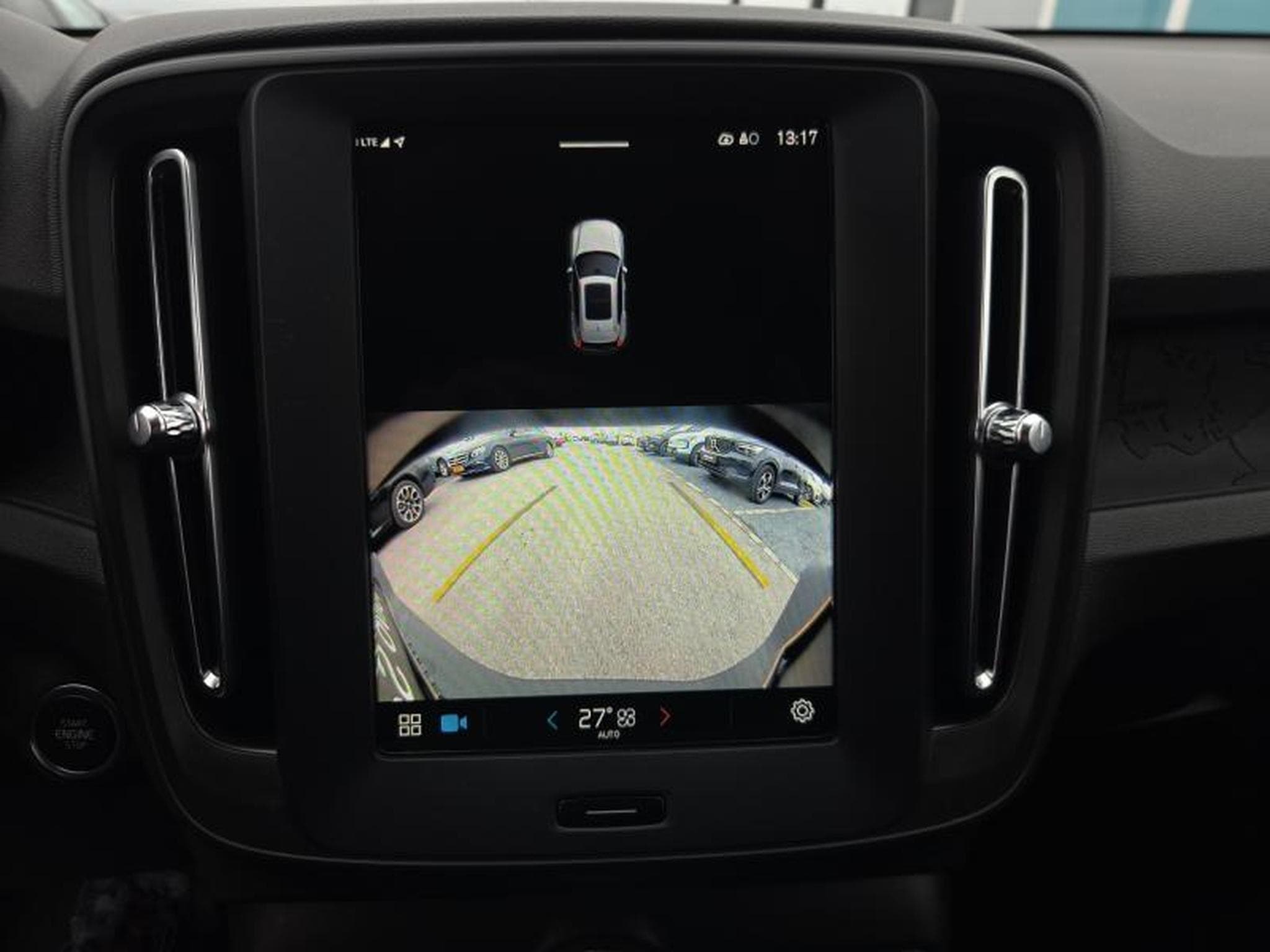 Volvo XC40 B3 Core / Essence (2023) - Foto 17