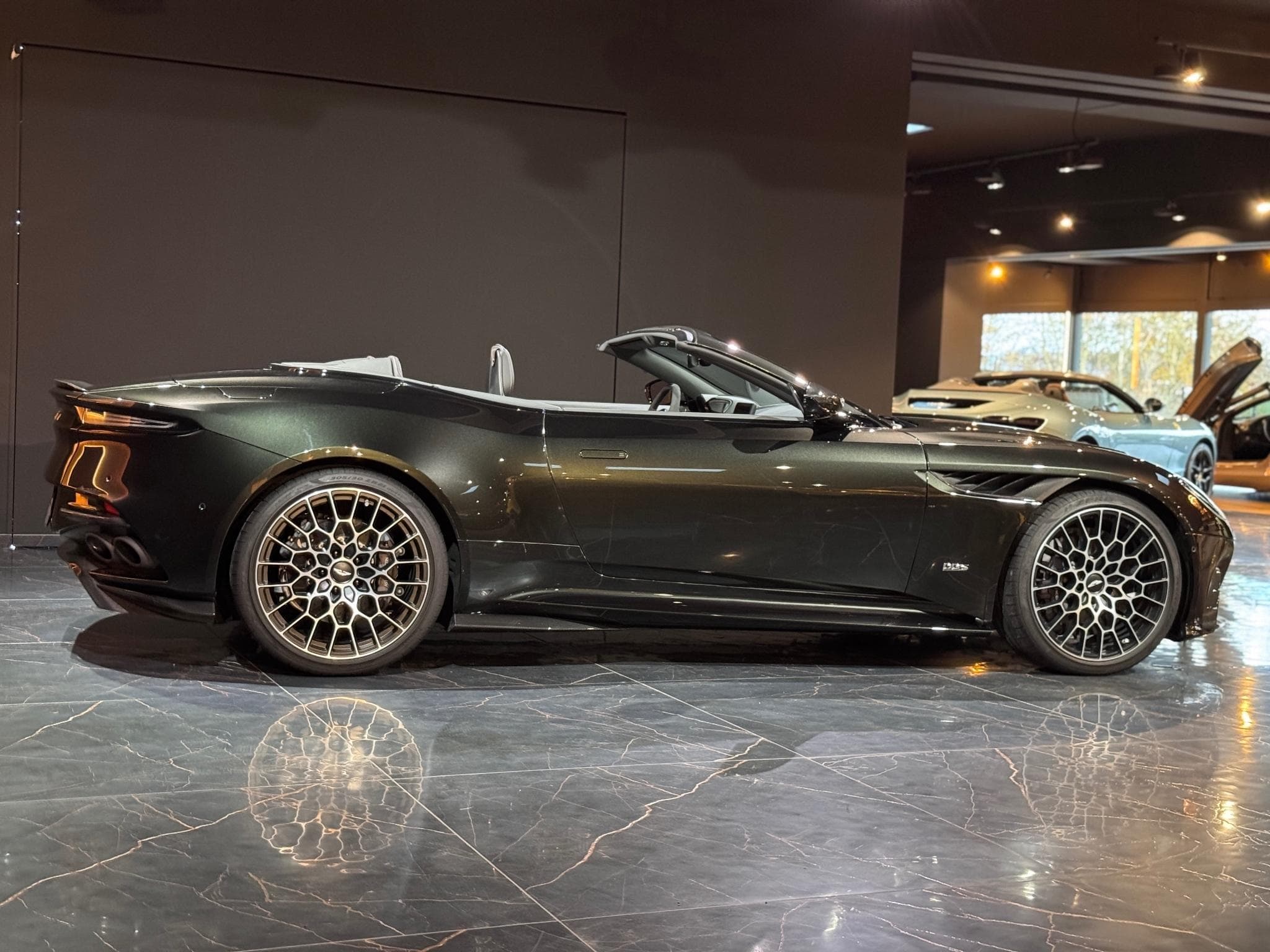 Aston-Martin DBS 770 Ultimate Volante (2023) - Foto 2