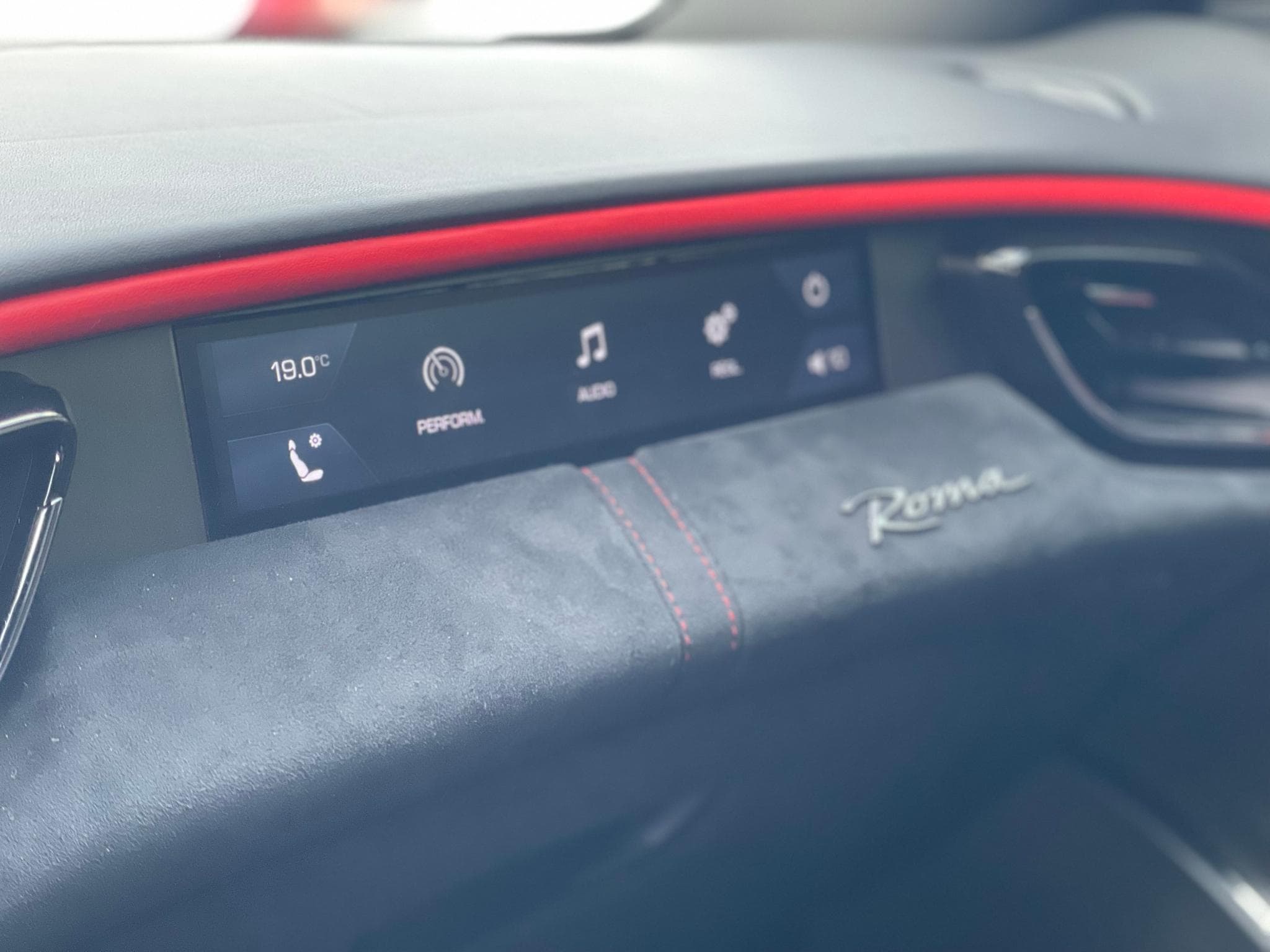 Ferrari Roma Coupé 3.9 V8 620 Carbone (2021) - Foto 14