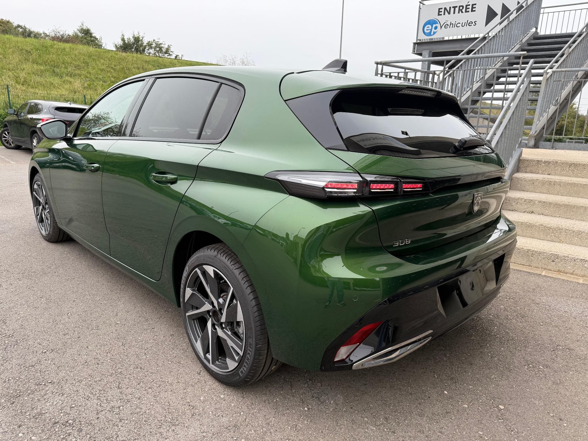 Peugeot 308 1.5 B-HDI 130 EAT8 ALLURE (2025) - Foto 3
