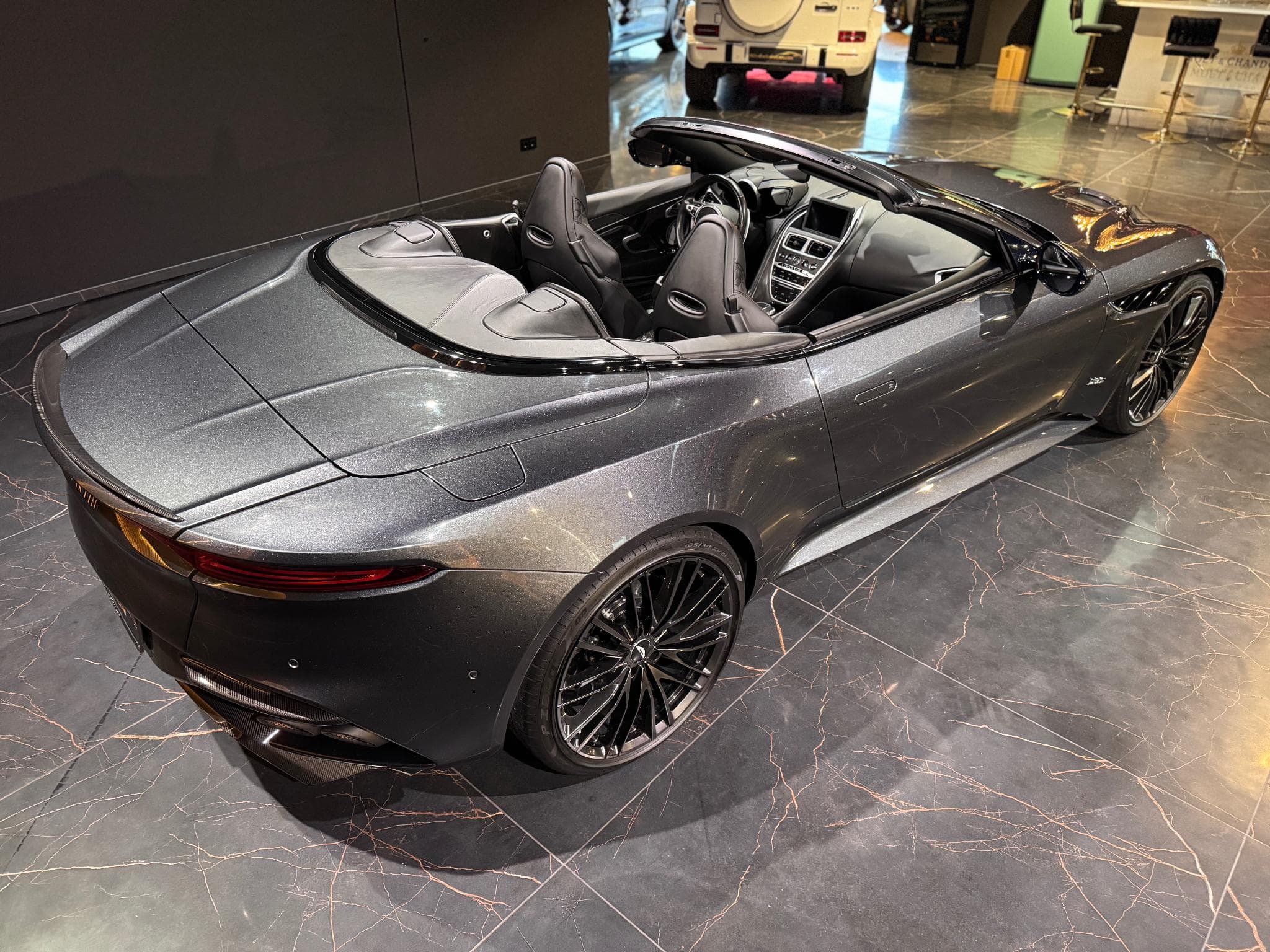 Aston-Martin DBS Volante Superleggera (2020) - Photo 2