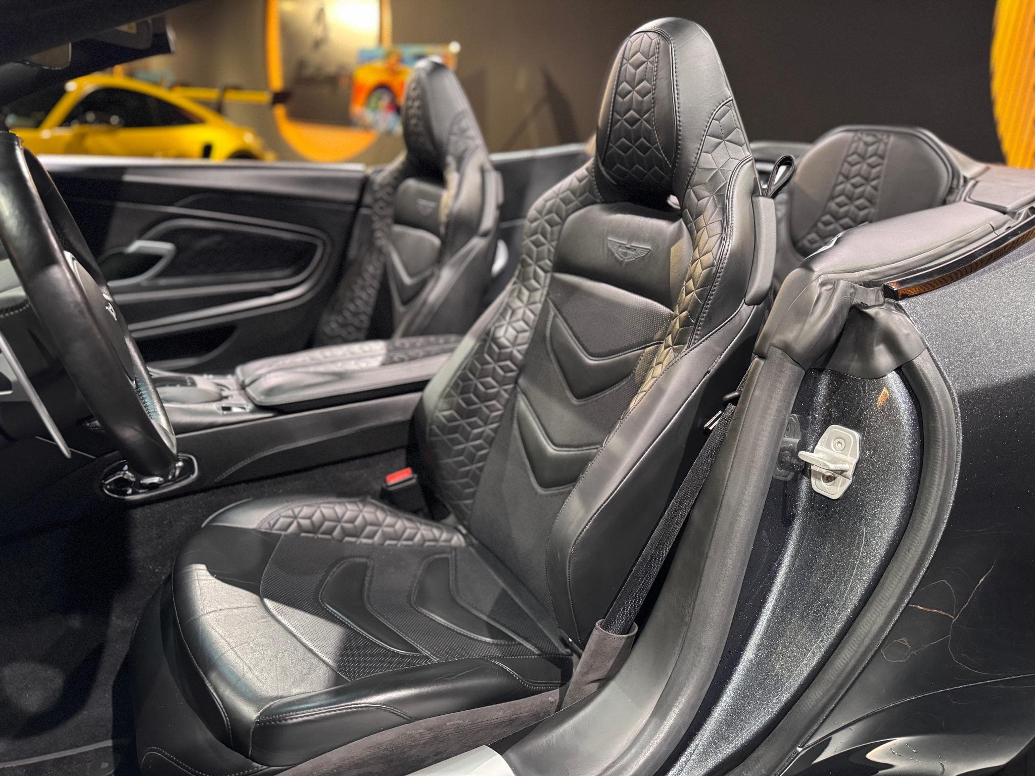 Aston-Martin DBS Volante Superleggera (2020) - Photo 4