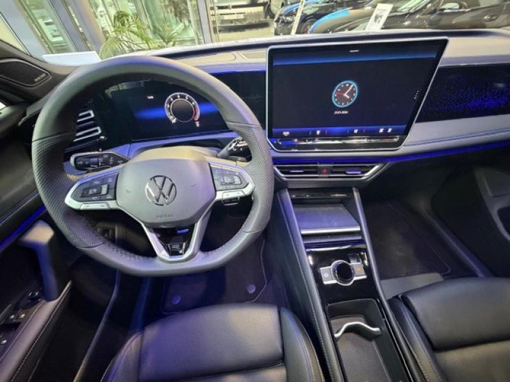 VW Tiguan R-LINE (2025) - Photo 12