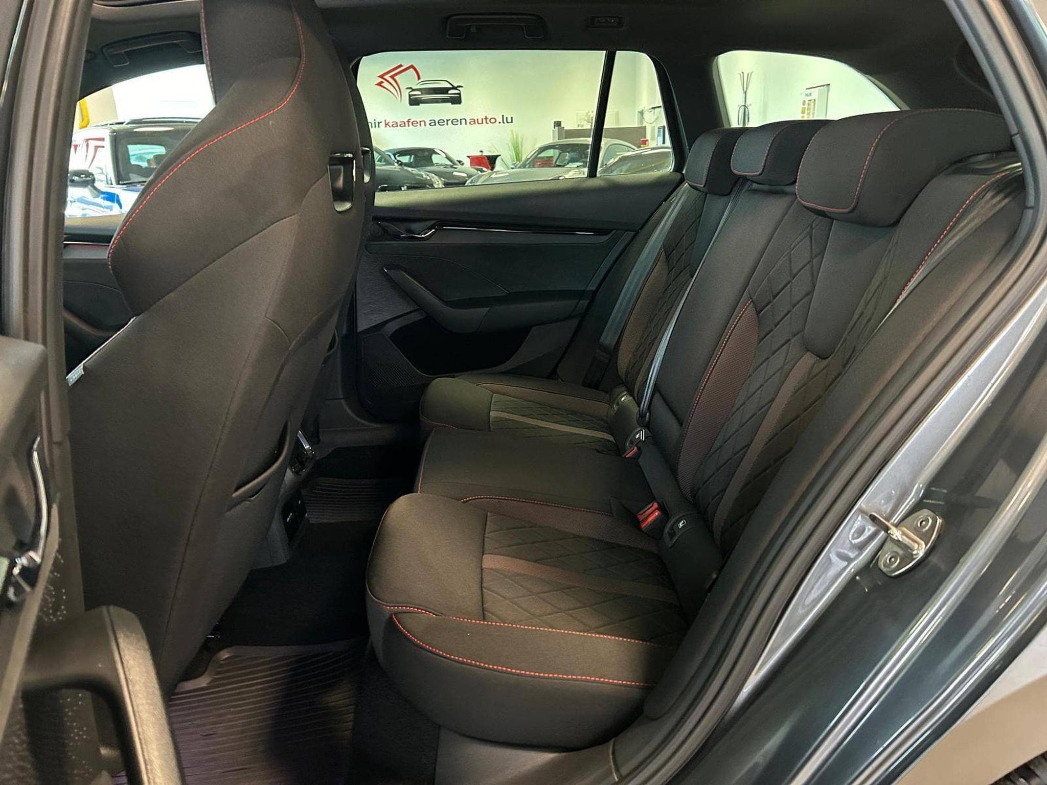 Skoda Octavia RS 4X4 (2023) - Photo 12