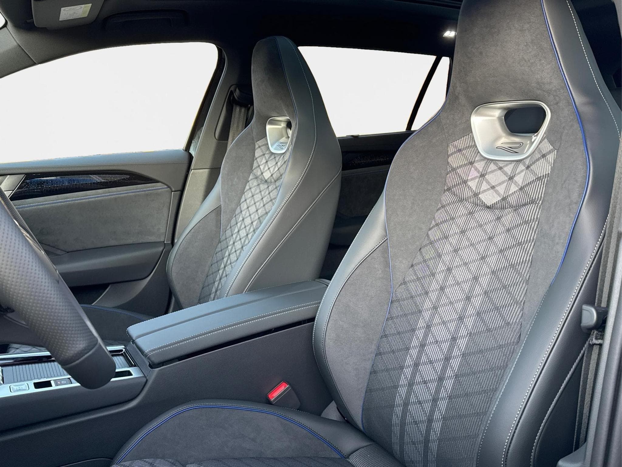 VW Passat Variant R-Line (2026) - Foto 16