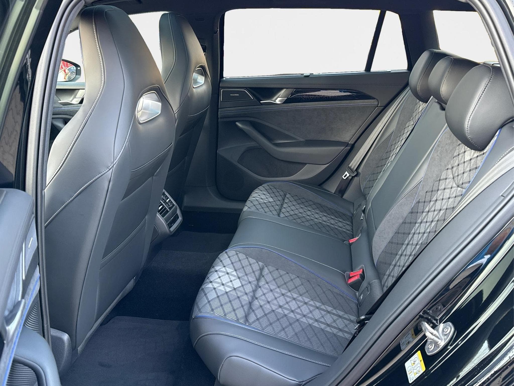 VW Passat Variant R-Line (2026) - Foto 17