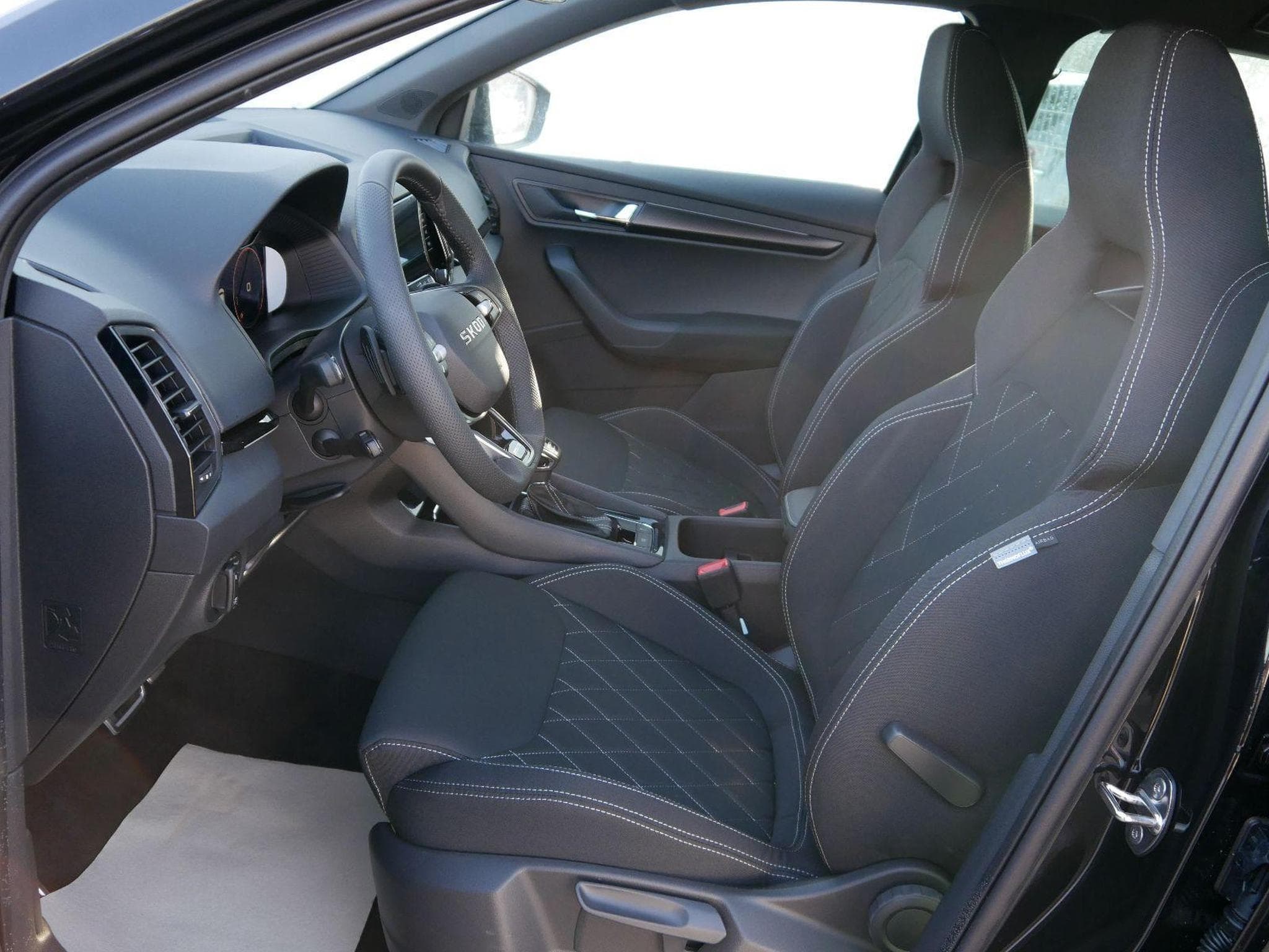 Skoda Karoq Sportline 2.0 TSI 4x4 DSG (2026) - Foto 8