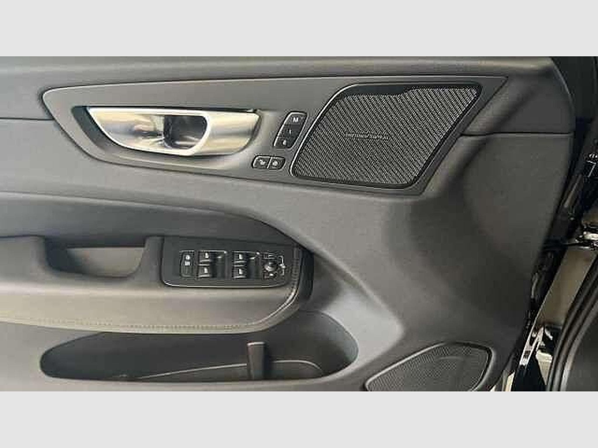 Volvo XC60 Plus Dark (2023) - Photo 17