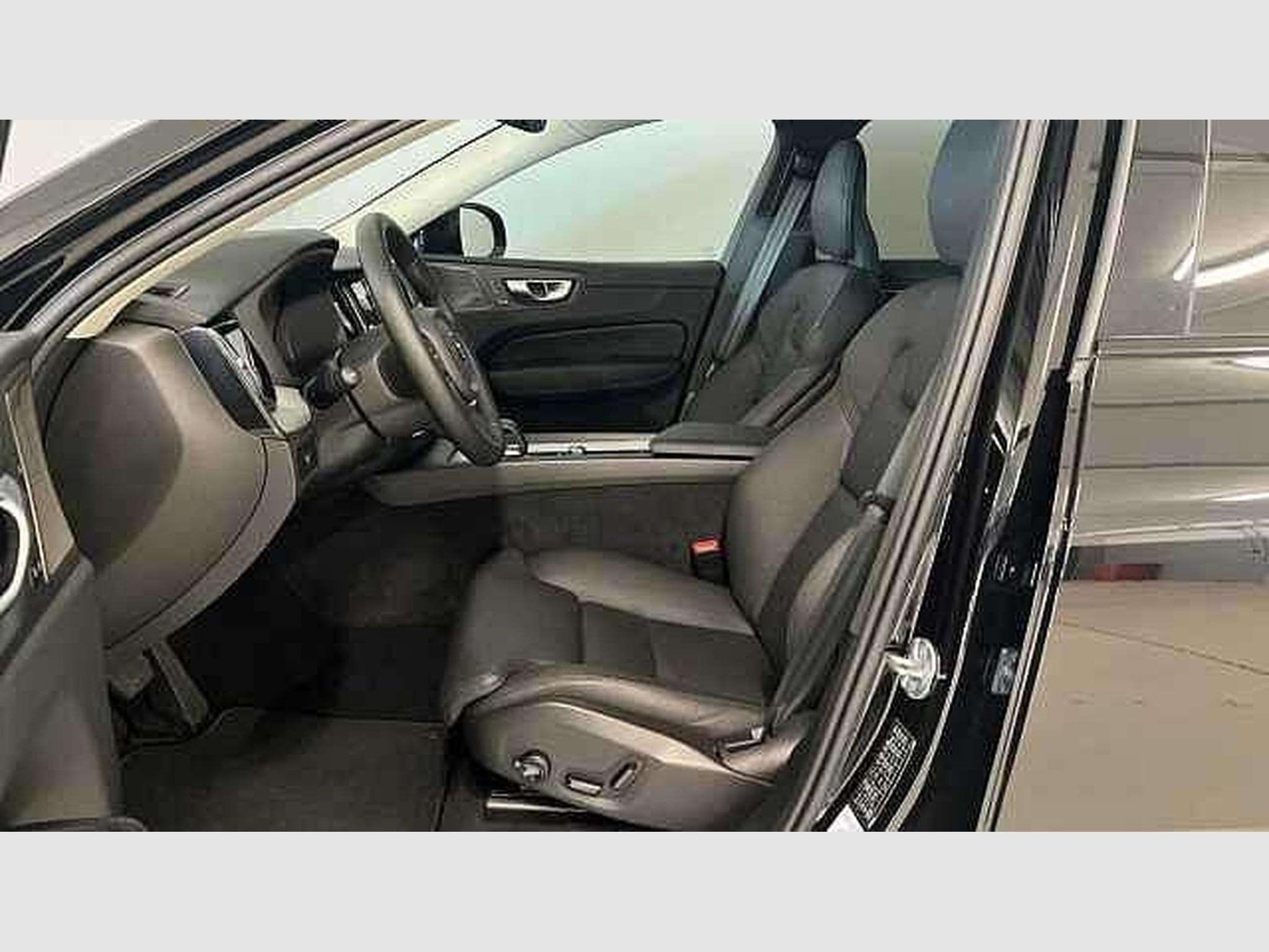 Volvo XC60 Plus Dark (2023) - Photo 9