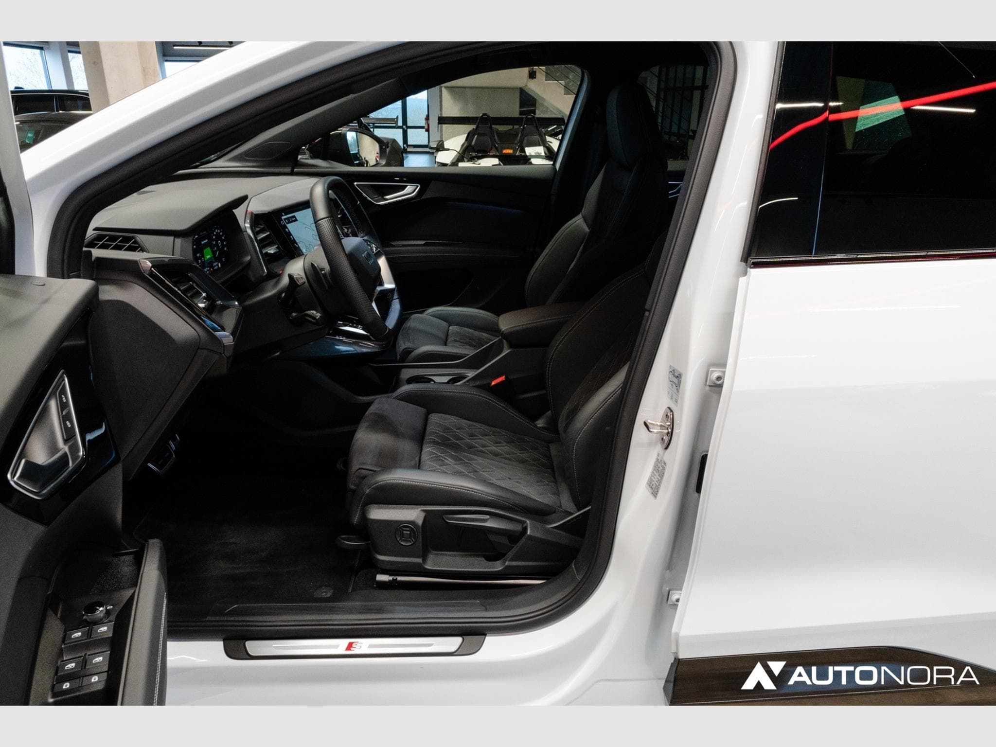 Audi Q4 e-tron 55 quattro S-Line Edition (2024) - Photo 11