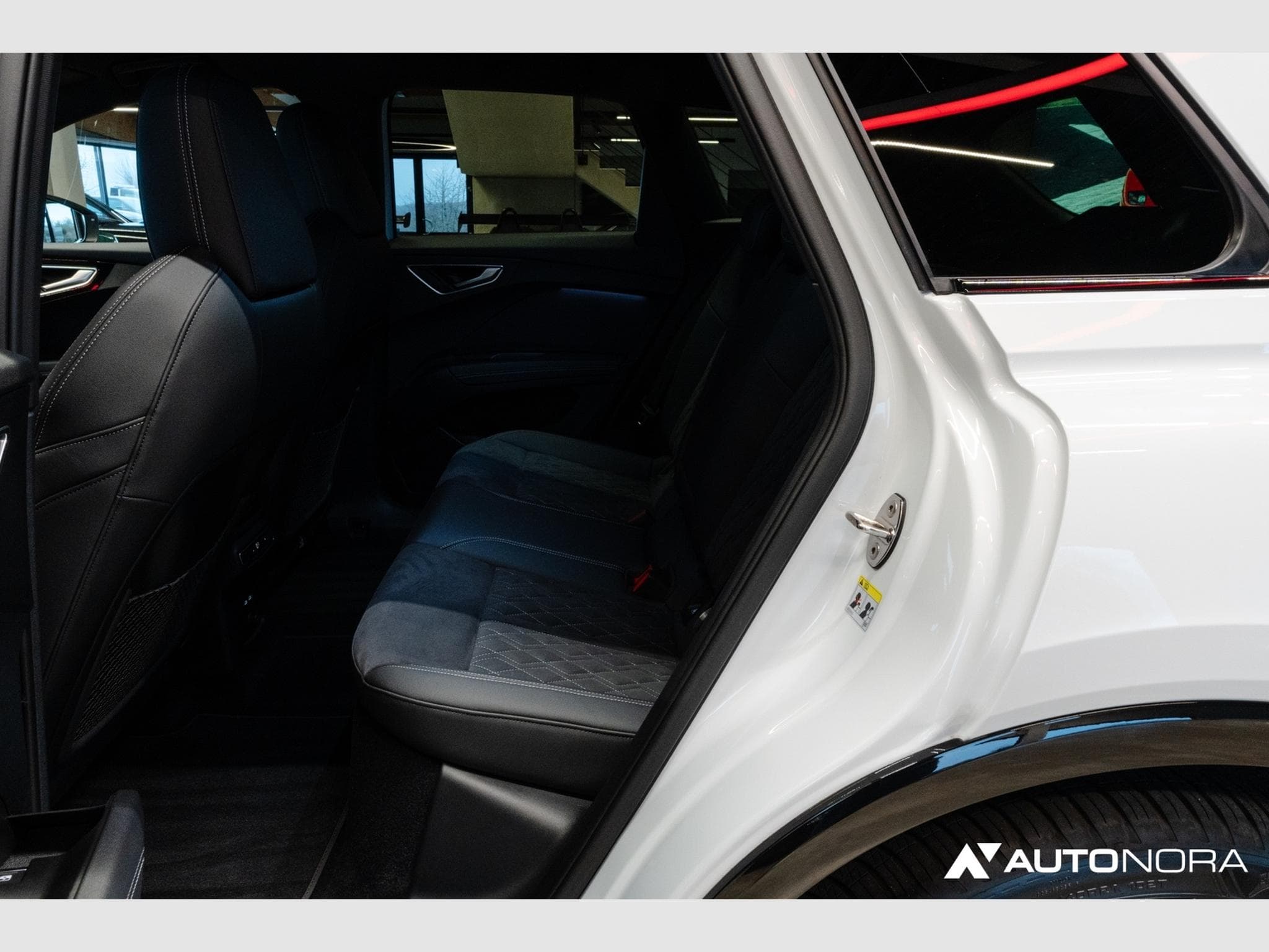 Audi Q4 e-tron 55 quattro S-Line Edition (2024) - Photo 14