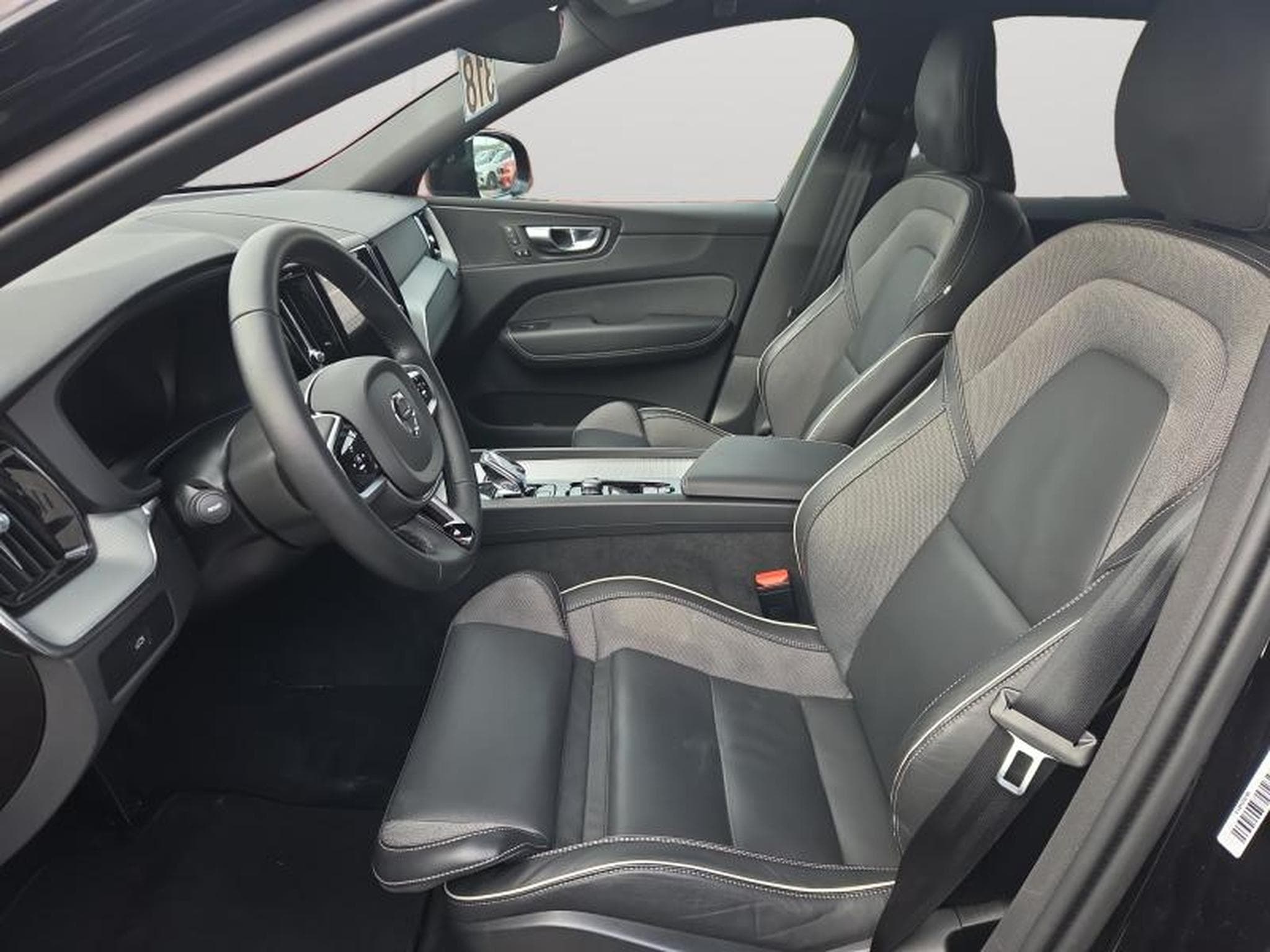Volvo XC60 B5 Black Edition Plus / Essence (2025) - Photo 10