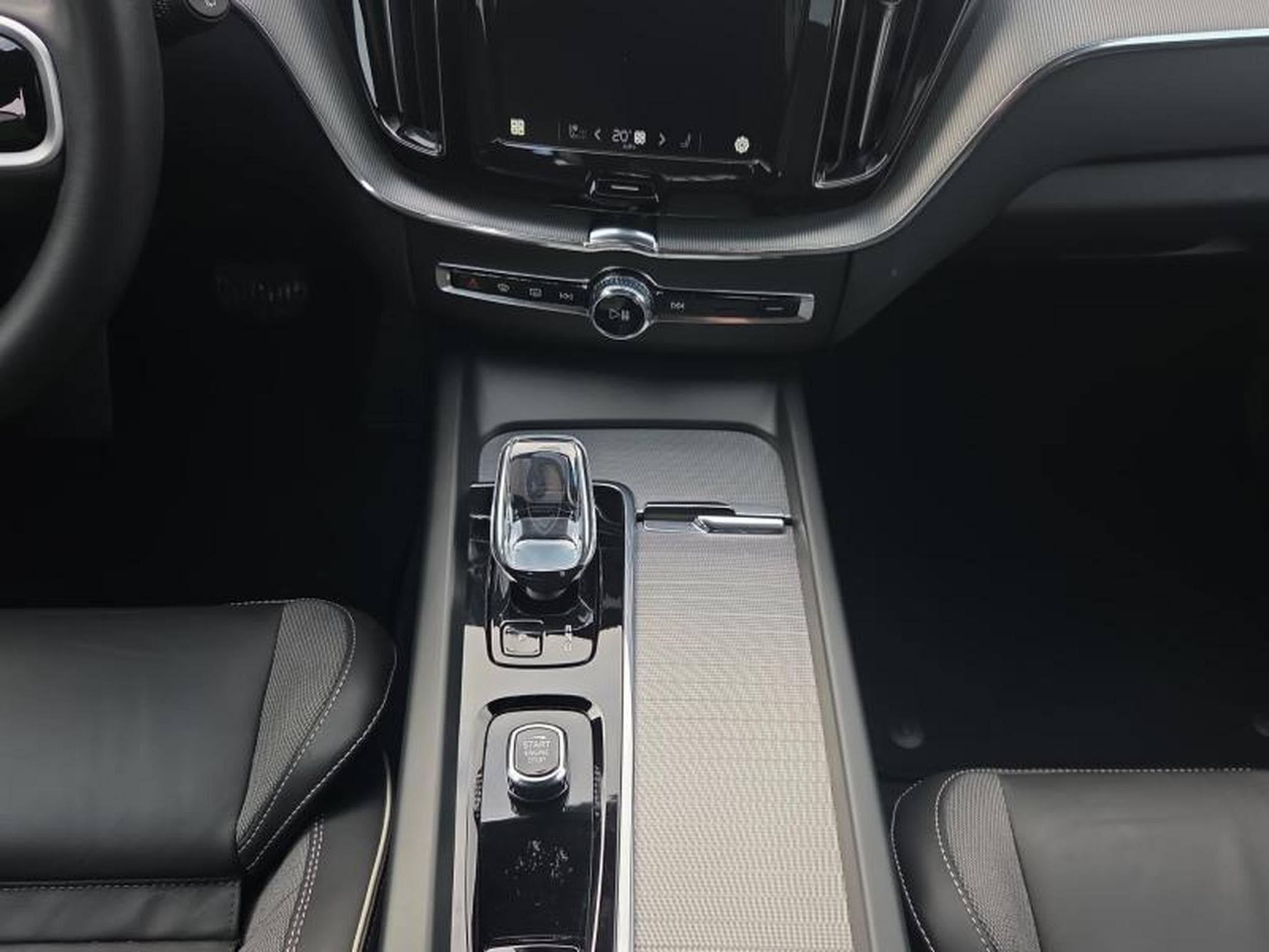 Volvo XC60 B5 Black Edition Plus / Essence (2025) - Photo 11