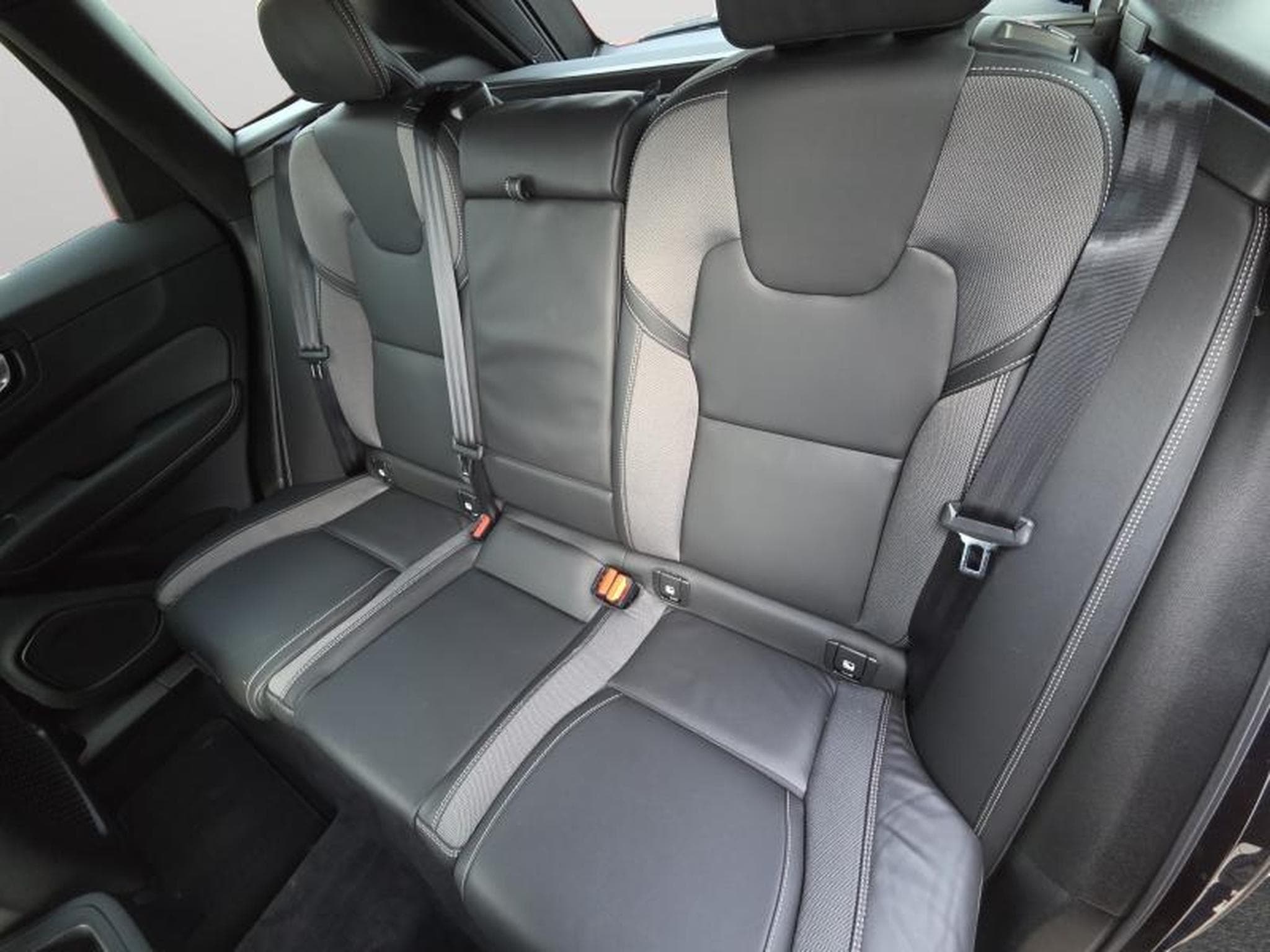 Volvo XC60 B5 Black Edition Plus / Essence (2025) - Photo 13