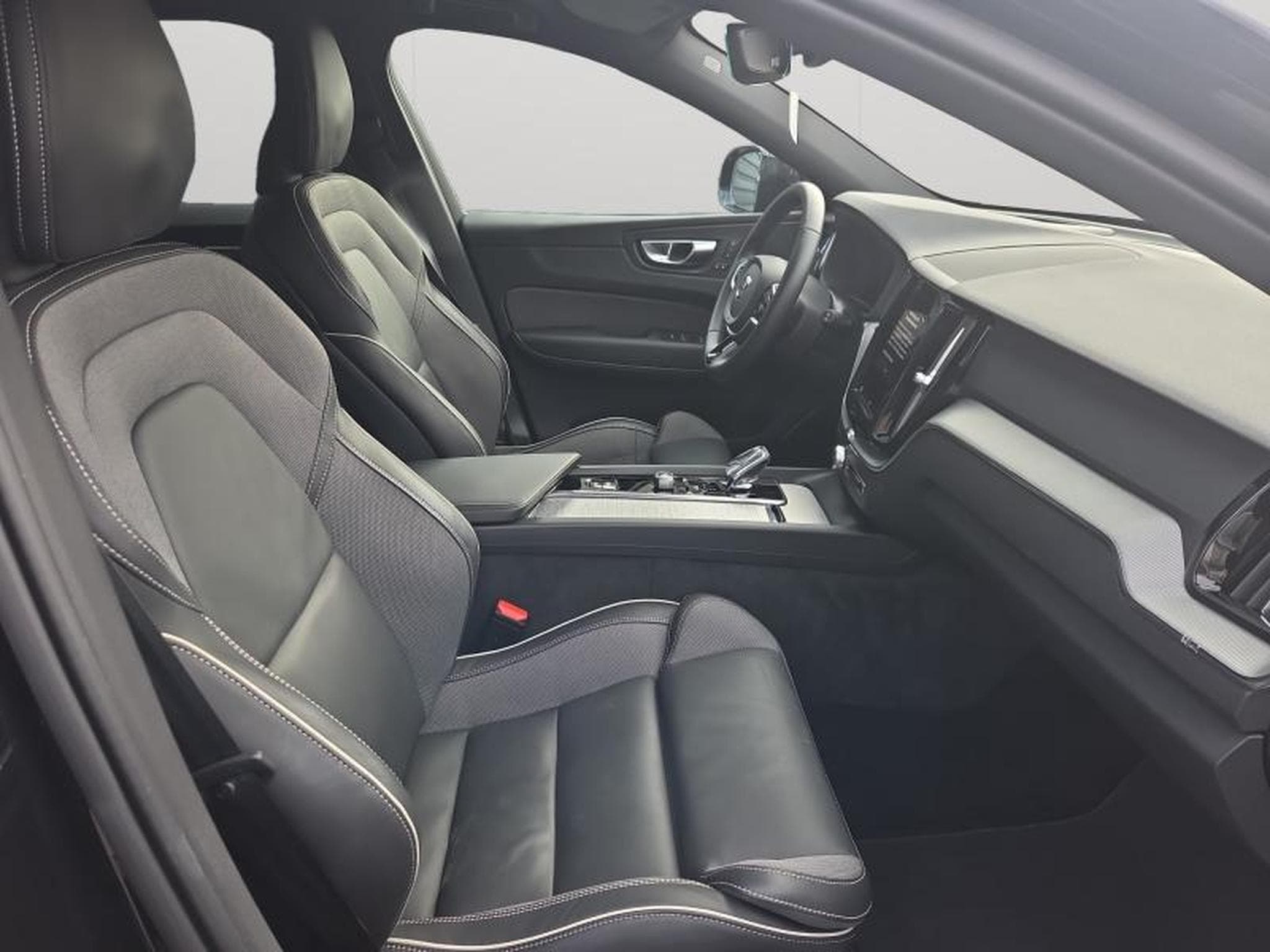 Volvo XC60 B5 Black Edition Plus / Essence (2025) - Photo 15