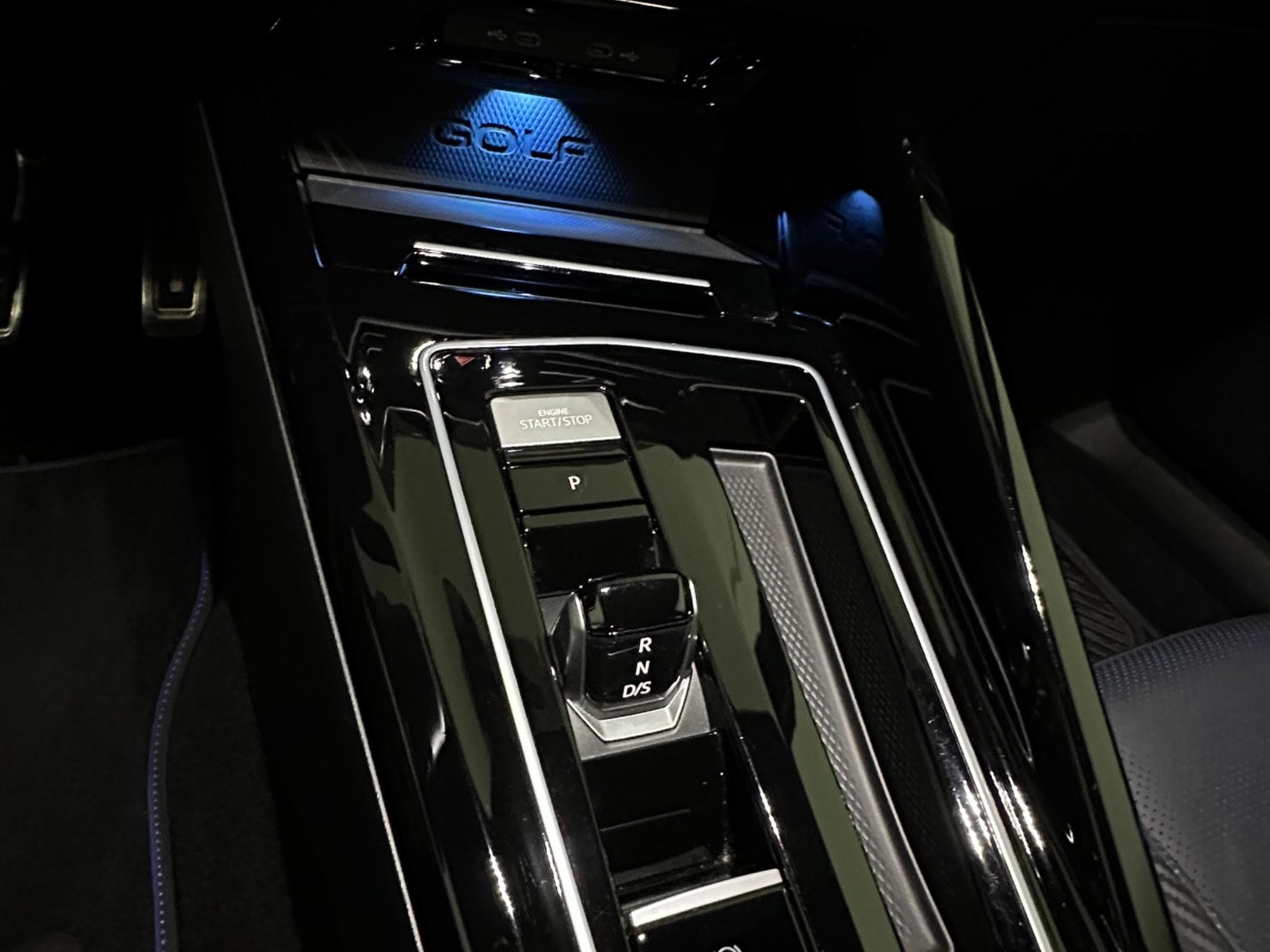 VW Golf Golf R – Série Spéciale “20 Years” (2024) - Foto 11