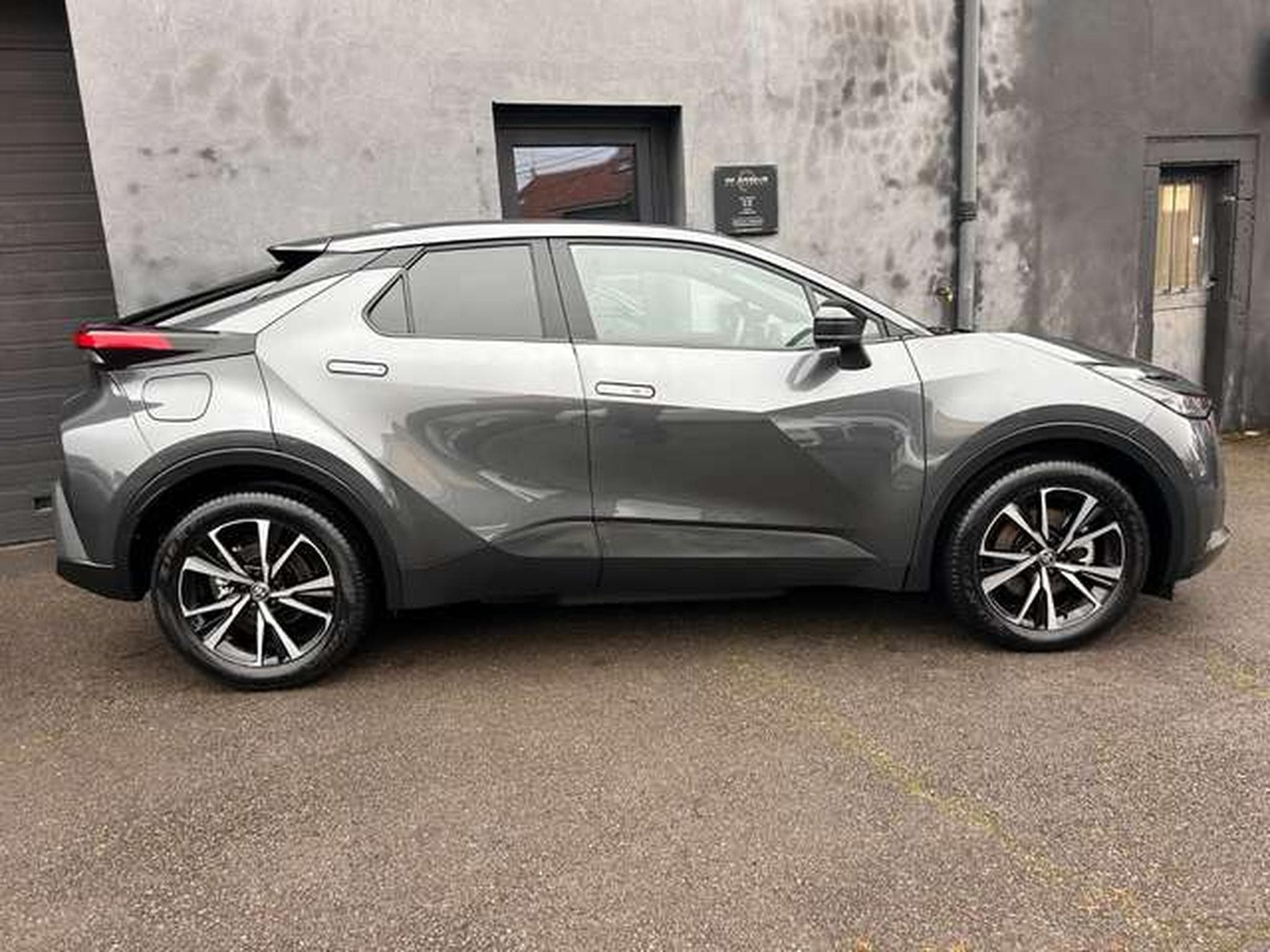 Toyota C-HR 2.0 HYBRID 223 MULTIDRIVE ECVT DESIGN (2025) - Foto 10