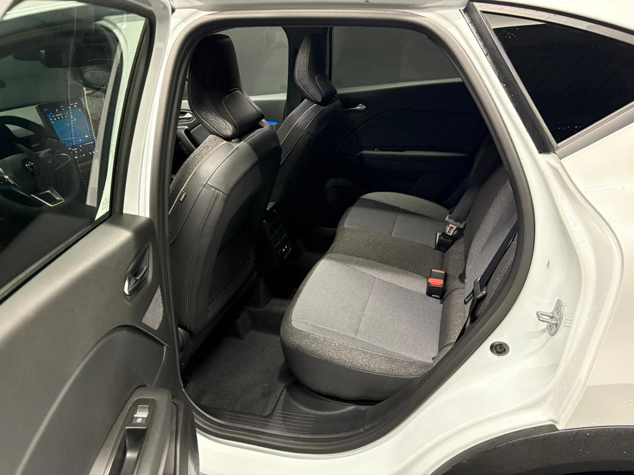 Renault Captur Techno TCe 160 auto CAMERA/NAVI/SIEGES CHAUFFANTS (2025) - Foto 9