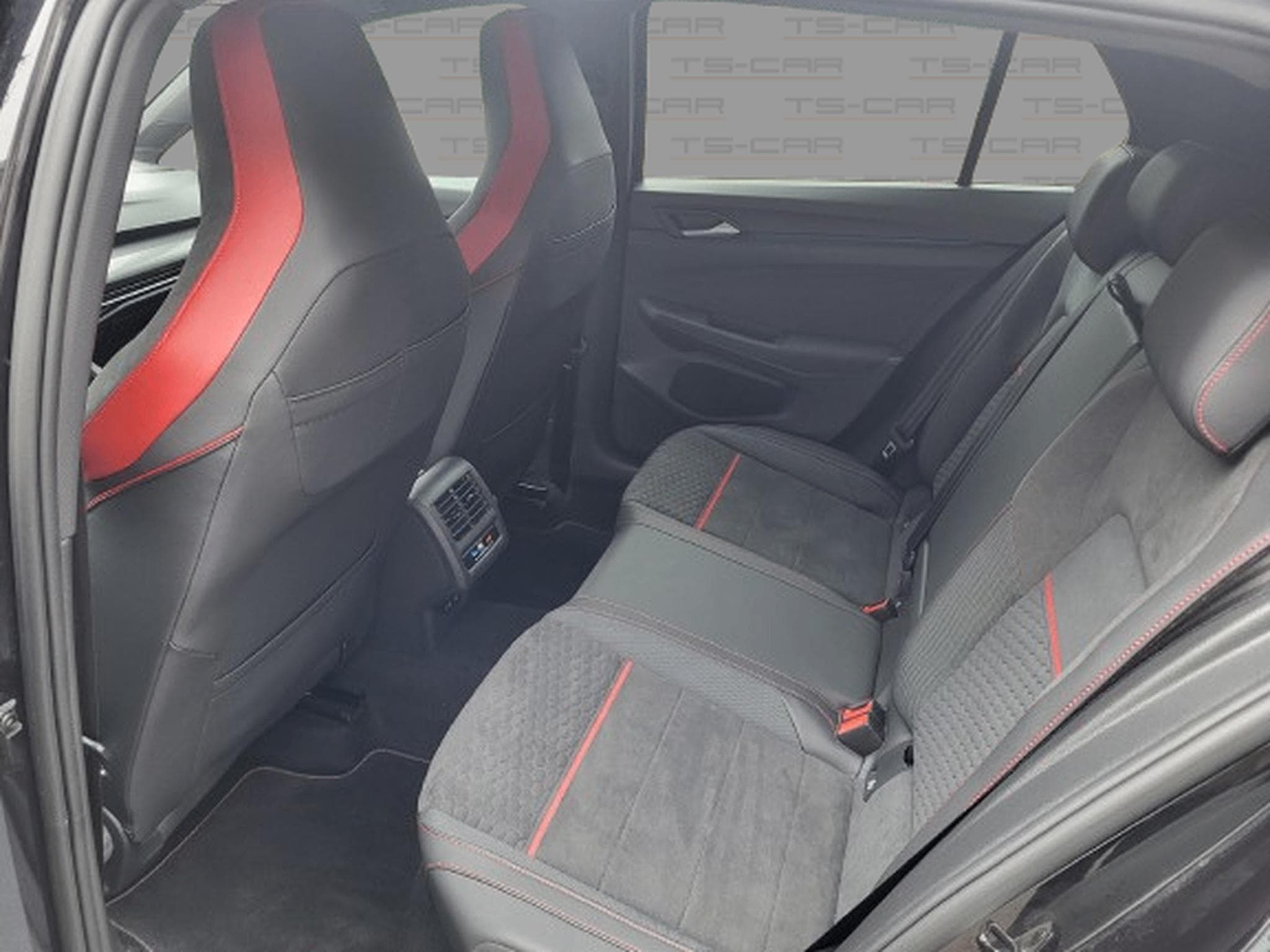 VW Golf VIII GTI Clubsport 2.0 TSI 300CV DSG7 (2021) - Foto 11