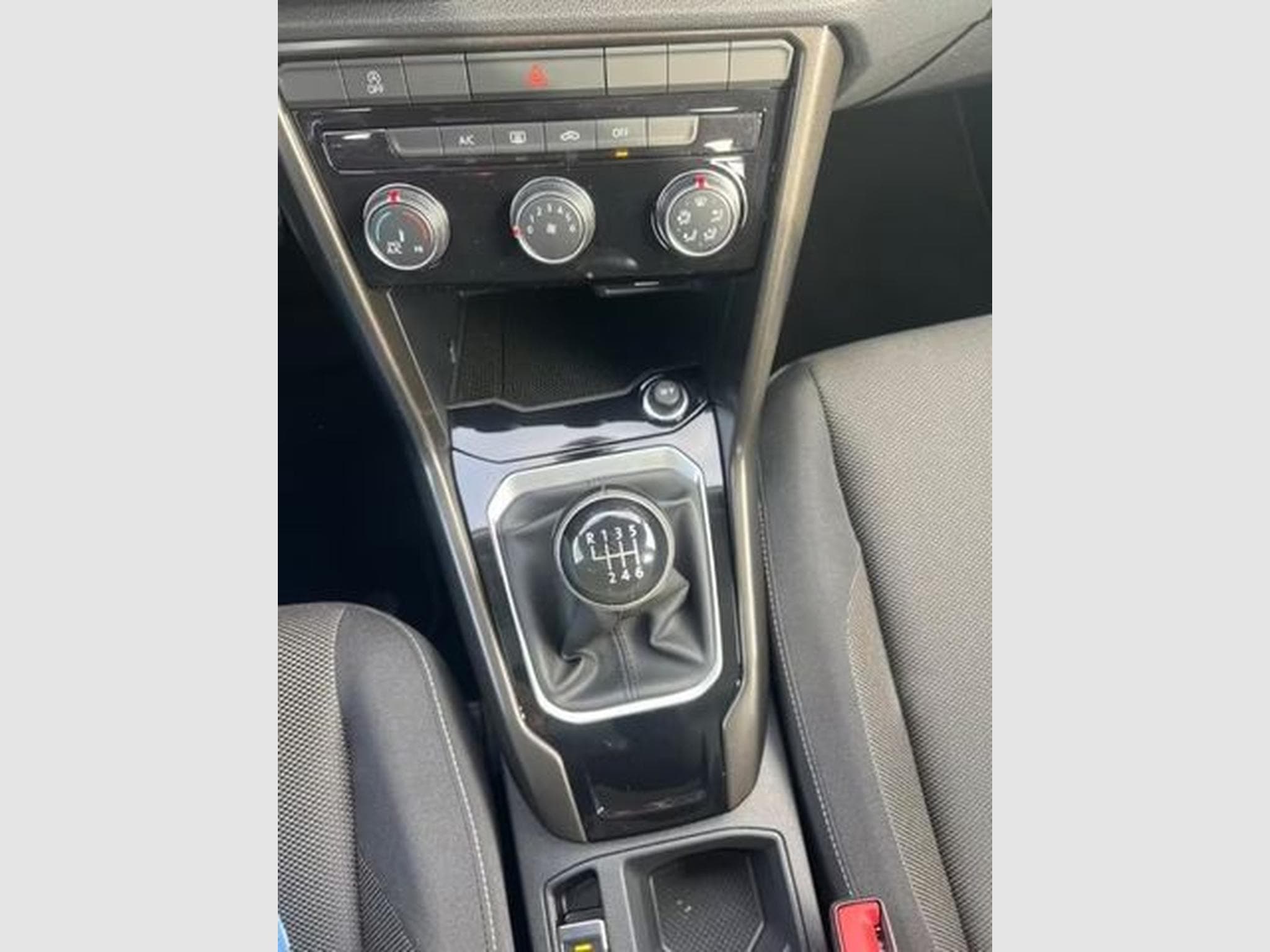 VW T-Roc T-Roc 1,5 TSI KLIMA,NAVI,PANO,ESP,MFL,MFD,SHA (2019) - Photo 4