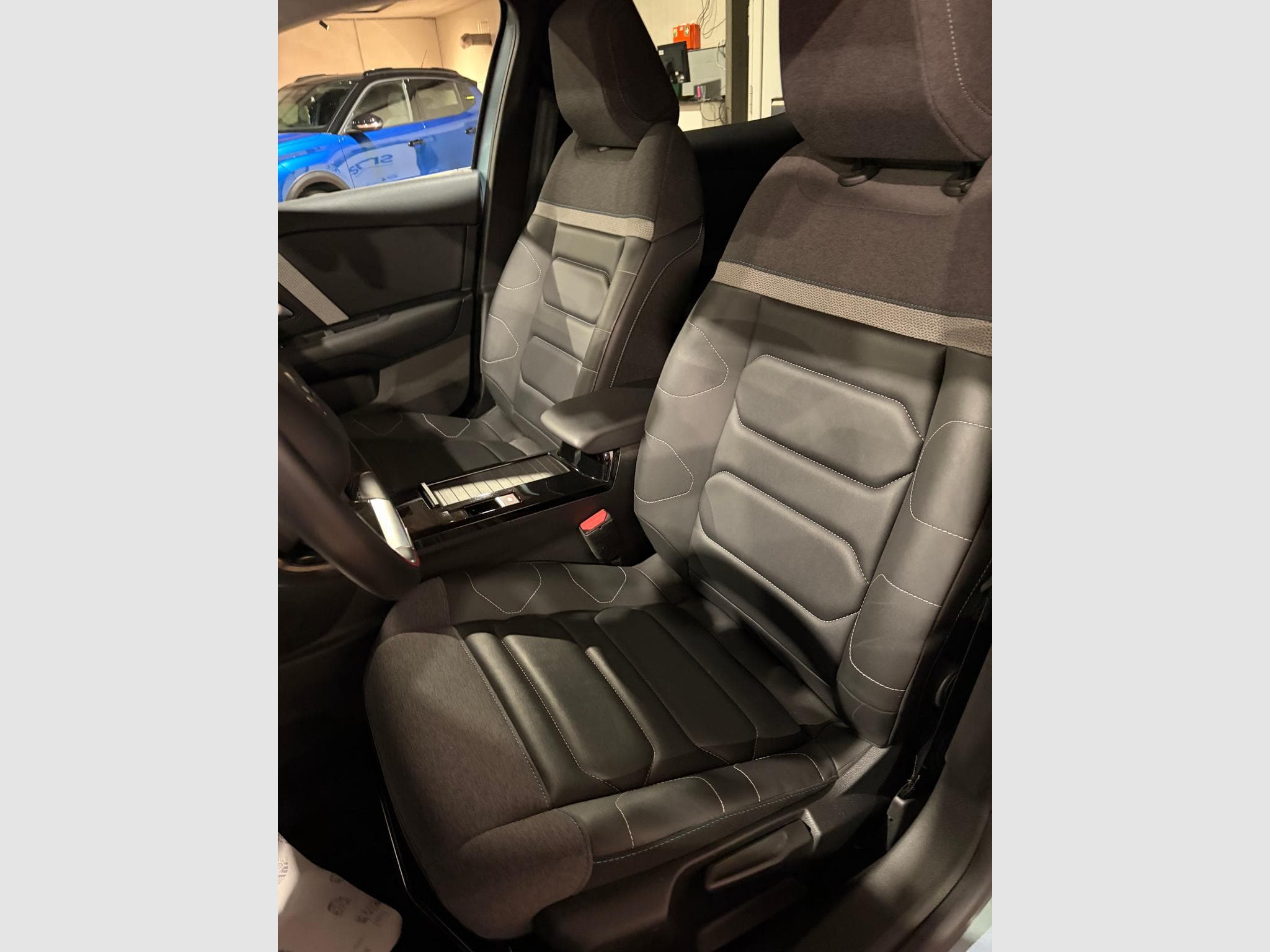 Citroën C4 1.5 130 cv eat 8 shine (2023) - Photo 2